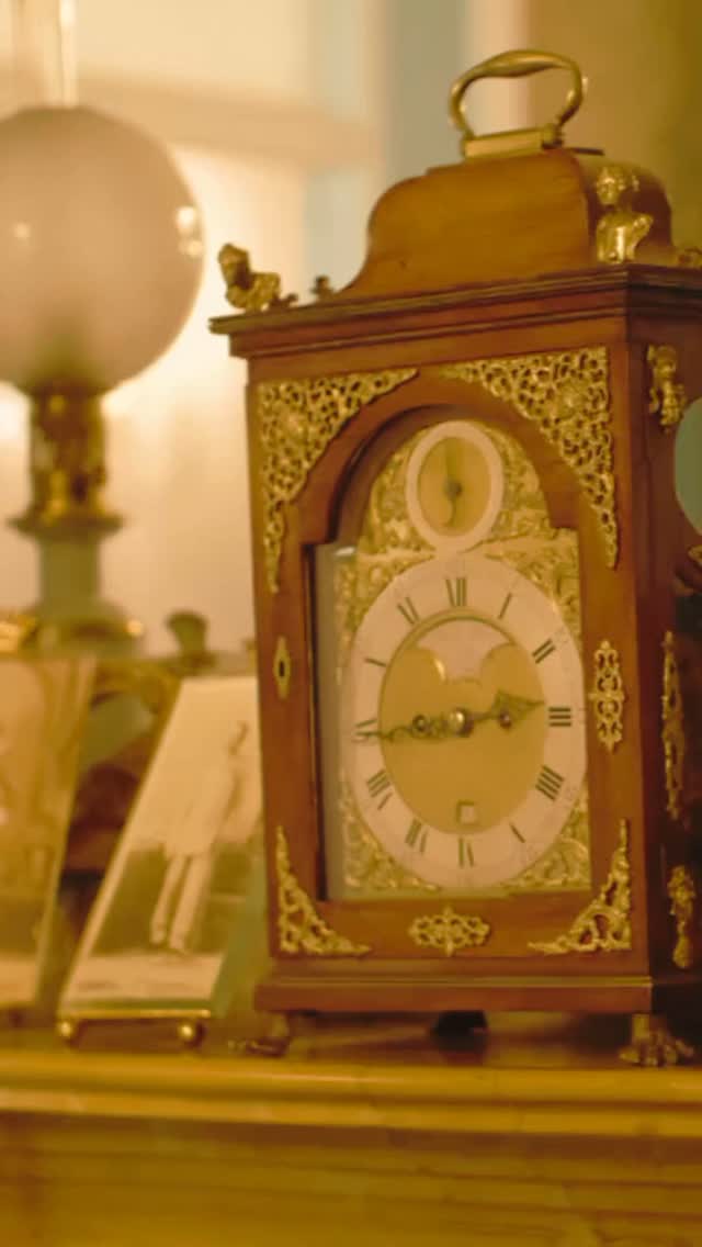 O que você repete hoje pode ser um eco do que nunca foi resolvido em sua família. Mas toda herança pode ser ressignificada. Na terapia integrativa, trabalhamos esses três níveis: suas experiências, sua história familiar e o movimento maior que nos conduz. Você não precisa carregar isso sozinho.
#CuraEmocional #TerapiaComAfeto #Reconexão