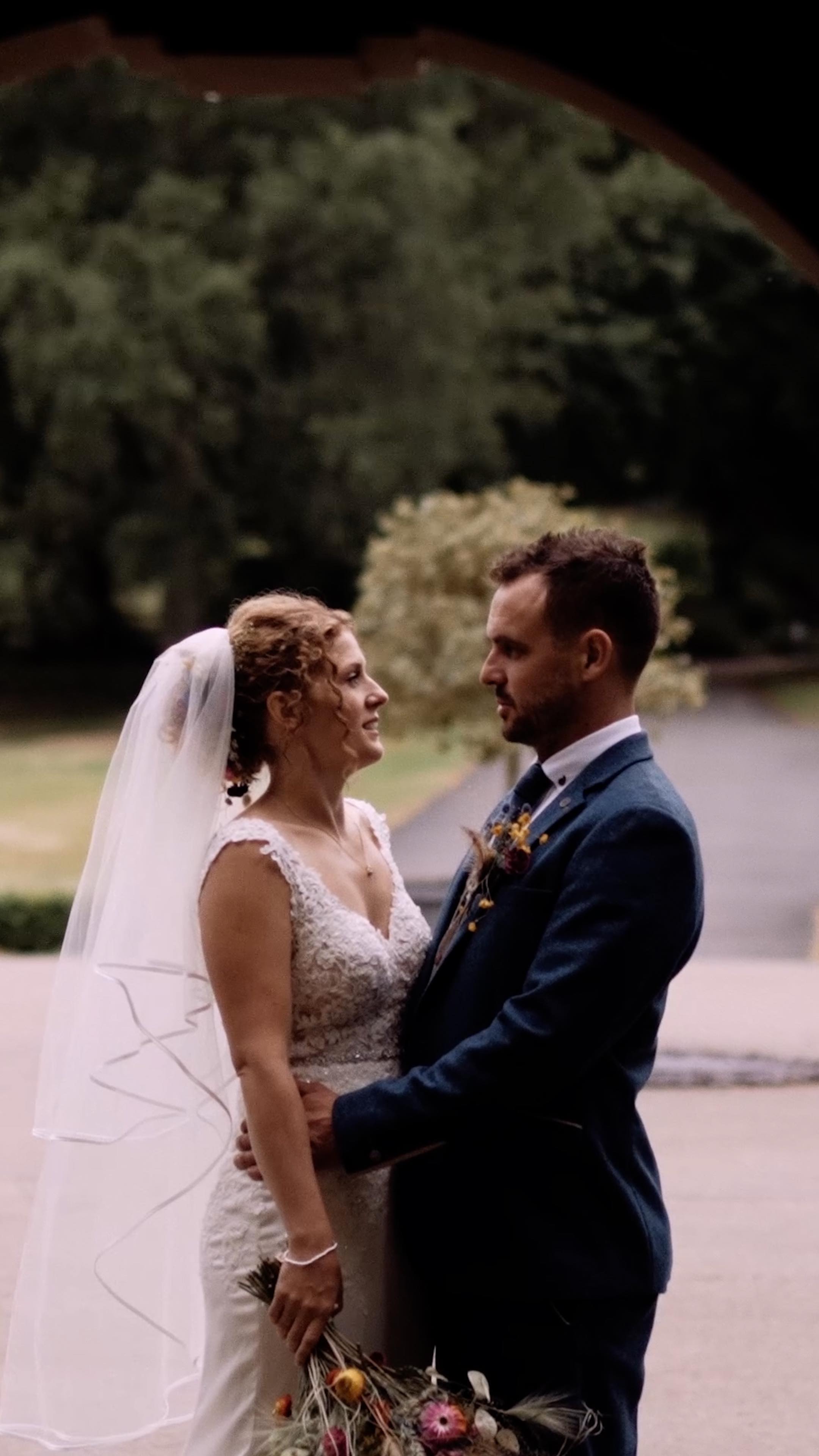 Louise and Mathew // Llangoed Hall Brecon - Highlights Film
Venue // @llangoedhall
Photo // @katestuartphotography
Hair // @scottbrownhair
Flower // @laylarobinsondesign
Dress // @missstellayork
Suits // @marcdarcysuits