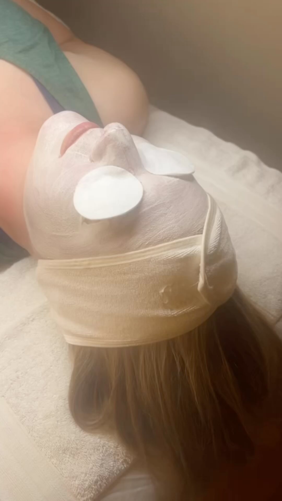 Let’s talk about the benefits of regular facials!
- Deep cleansing
- Exfoliation
- Hydration boost
- Improved circulation
- Improves fine lines and wrinkles
- Minimises acne scars
- Anti-ageing benefits
- Stress relief
Regular facials are an excellent way to maintain skin health while giving yourself a relaxing and rejuvenating experience ✨
#essendonfacials #kokoshbeautyskinwellness #holisticbeauty #selfcare #skinwellness #melbournefacials