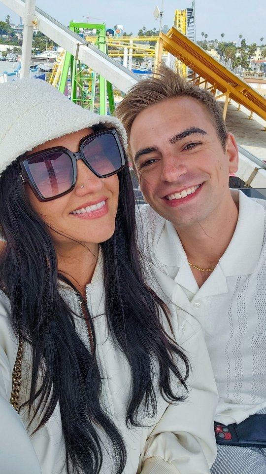 👉Fun Fact: The pier was originally built in 1909 as a dock for cargo ships, but became a popular fishing spot and eventually a hub for entertainment and tourism.
Have you been to the pier?!
🎡Getting out of my comfort zone one ferris wheel at a time.
🌟I'm actually terrified of the Ferris Wheel.. But making memories with you is worth it 💗
#travel #nomad #remoteworking #remote #travelmoments #travelmemory #travelgram #santamonica #santamonicapier #santamonicabeach