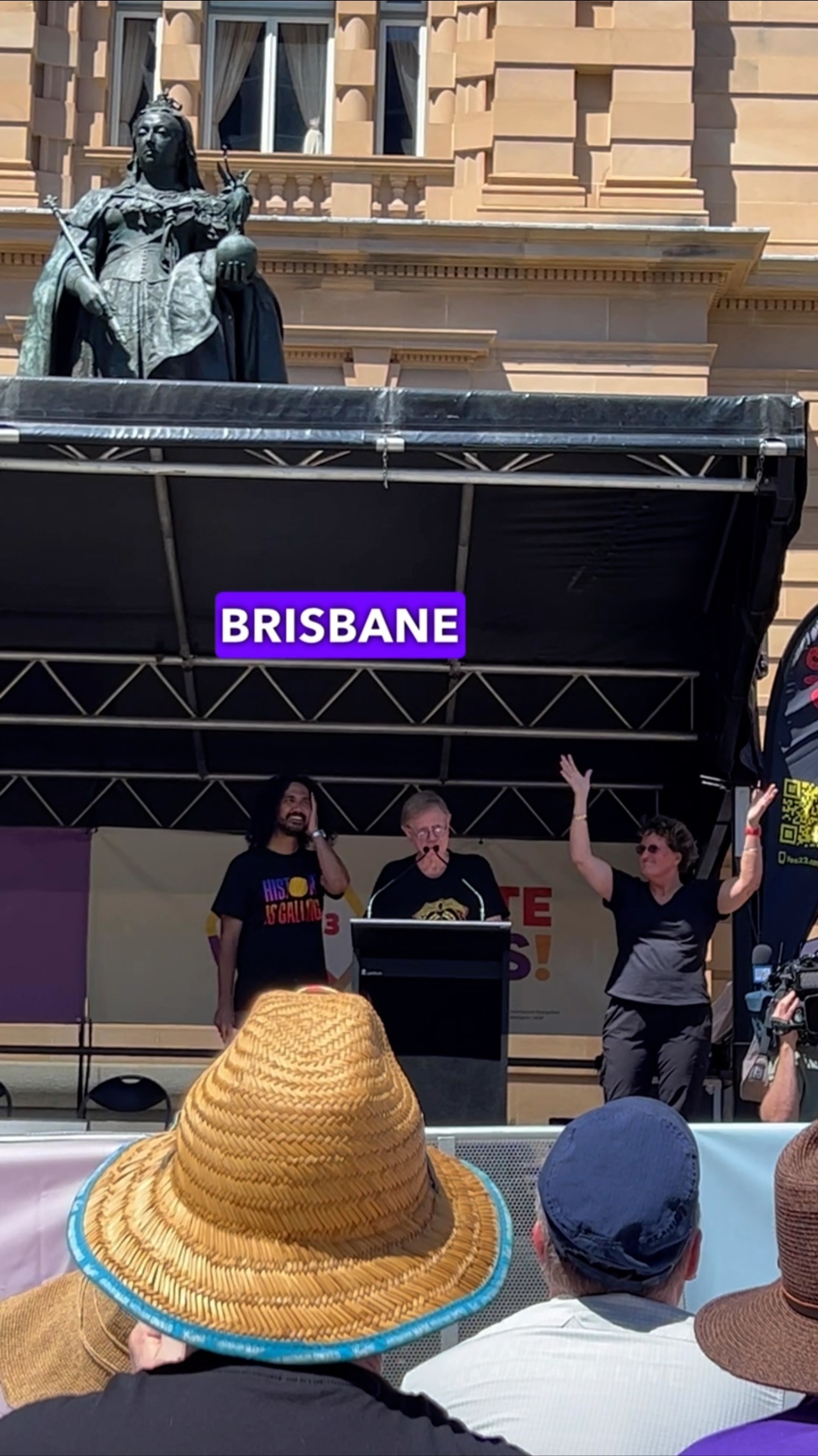 Kerry O’Brien greets the 20,000 strong crowd in #Brisbane today at #WalkForYes #Yes23