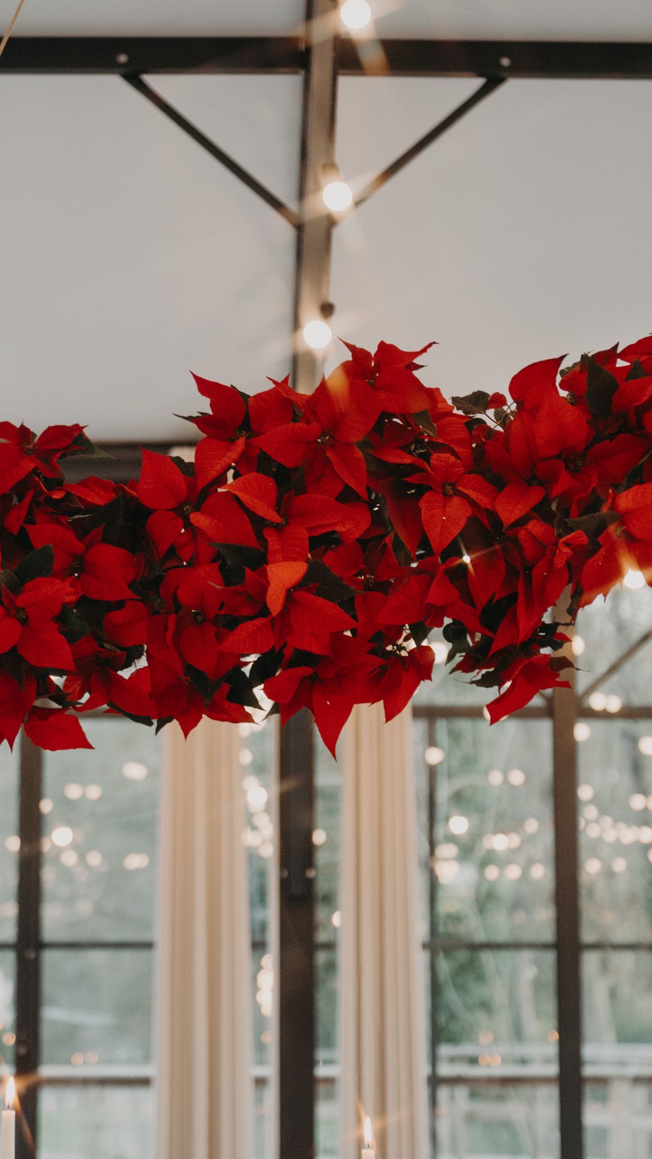 Comme je vous le disais en storie hier soir, nous avons passé une incroyable journée hier sur le domaine.
À l’initiative de ce jour particulier, Amélie @unchouetteevent et Charlène @charlenedrouelphotographe qui souhaitaient réaliser un petit shooting déco de Noël avec une jolie table, des gâteaux …. Pas de figurants juste le lieu et de la déco.
Un temps avant les fêtes qu’elles ont pour habitude de faire pour Noël et pour cette année, elles ont souhaité le faire dans notre orangerie.
Même si on s’était dit qu’on ne prenait plus rien en cette fin d’année (déjà bien occupés avec les événements à venir d’ici fin décembre), je ne pouvais évidement pas refuser leur demande : j’adore Noël et vu l’équipe annoncée, on savait qu’on allait passe un super moment !
Et ce fût le cas 😍 les shootings d’inspi c’est surtout du temps entre prestas hors mariage et c’est forcément convivial.
On apprend à se connaître différemment, on se marre, on revêtit nos habits de lumière, on teste des trucs et c’est franchement sympa !
Et on est quand même tombé d’accord que Maman j’ai raté l’avion est LE film de Noël (pour notre génération 😅🫣) !!!!
Bon j’attends les photos et les vidéos de Charlène et Lucas pour vous présenter le travail de chacun.
Mais en attendant je fais les présentations !
La fine équipe ♥️ :
La décoration et mise en scène : @unchouetteevent
La photographie : @charlenedrouelphotographe
La vidéo : @lucas_guyot_filmmaker
Le design floral : @lesbabineriesdemarie
La pâtisserie : @charlanascake
Le champagne : @champagneanthonybetouzet
Le lieu : @domainedevaugency
.
.
.
.
.
#domainedevaugency #noel #shootingdenoel #noel2024 #christmas #🎄 #inspiration #deco #shootinginspiration #shootinginspirationmariage