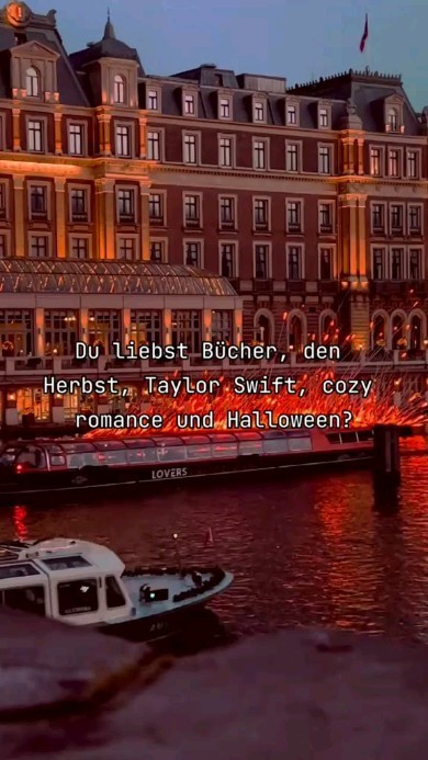 🖤🌻 Klappentext:
Das was wirklich zählt, liegt manchmal jenseits der Oberfläche unserer Ambitionen.
Für Hannah ist das Studium in Amsterdam der große Traum, bis sie merkt, dass sie der Nebenjob im Kino glücklicher macht, als es Lehrbücher oder Vorlesungen je könnten. Dylan, der Besitzer des kleinen, an den malerischen Kanälen gelegenen Programmkinos, hat derweil mit einer schwindenden Zahl von Besuchern zu kämpfen. Die zunehmende Anziehungskraft konkurrierender Kinos macht es ihm schwer, seinen geliebten Cosmos Palace über Wasser zu halten. Gemeinsam tüfteln sie an einem Plan für die Rettung des Kinos. Vor der Kulisse gruseliger Horrorfilme, dem verlockenden Duft von frischem Popcorn und dem Nervenkitzel von Halloween-Partys beginnt Hannah zu erkennen, dass ihre Mission weit über das Kino hinausgeht.
Eine herzerwärmende Geschichte und die Erkenntnis, dass eine gemeinsame Leidenschaft die Macht hat, Leben zu berühren, Schicksale zu formen und ein dauerhaftes Vermächtnis zu schaffen, das weit über die Leinwand hinausreicht.
#debüt #popcorn #saltypopcornandsweetnights #Veröffentlichung #lisamarijkegosink #weltenbaumverlag #verlag #saltypopcornnights #writing #wannabewriter #romance #creative #author #projektpopcorn #autorin #autorenleben #cosyromance #Bookstagram #Bücher #books #bookaddict #buchliebe #bücherwurm #bookaholic #bookstagramgermany #bookishlove #bookiesupport #bookiesunited #swiftie #reels