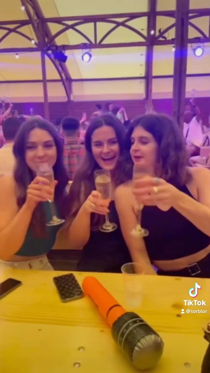 Friends, fam, hard work & ignoring what no longer serves me. Grateful for 2022 ✨