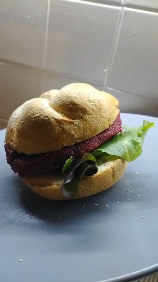 Oggi una ricetta dal menù di Marzo:
HAMBURGER DI FAGIOLI E BARBABIETOLA 🩷
Super veloci da preparare!
Basta frullare una barbabietola cotta con i fagioli già cotti, potete scegliere la tipologia che preferite, in questo caso avevo già cotto un mix di fagioli (indicativamente per 2 persone 350g pesati cotti - quantità estremamente variabili in base al proprio fabbisogno‼️).
Insaporiamo con sale e spezie a piacere (io cumino e paprika).
Si aggiunge poi del pangrattato per ottenere una consistenza che rende il composto "lavorabile", quanto basta per formare degli hamburger (io ne ho aggiunto circa 70g).
Li ho cotti infine in una padella antiaderente con un filo d'olio qualche minuto per lato.
Sono ottimi e riempiono il piatto di colore! 🌈
#mindfuleating #hamburgerveg
#dietistajesi #nutrizionistajesi #cucinavegetale #alimentazioneconsapevole