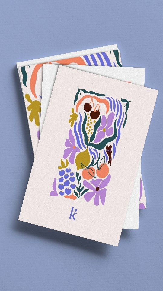 Je dessine beaucoup sur des carnets, des feuilles volantes, j'ai des feutres de toutes les couleurs et de toutes les tailles (et je les cache car sinon je risquerais de me les faire barboter par 3 minus).
Mais il faut que je m'entraîne à dessiner sur ordinateur, alors je m'amuse... En pensant au printemps, qui est mort mais qui r'viendra ;)#graphicdesign #graphicdesigner #identitevisuelle #illustration