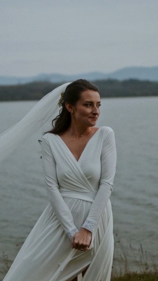 Startujeme sezónu 2024.
O dojemný voiceover se postaral @polakvava
Makeup: @nikol_nedorostkova_vizaz
Místo: @resort_majak
#jjoneday