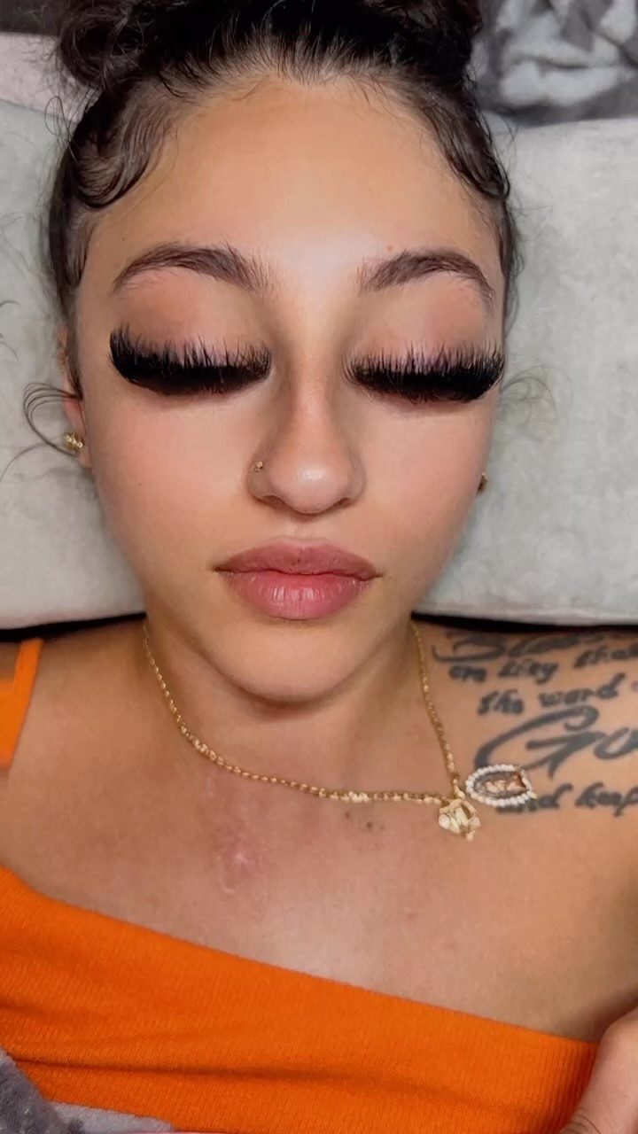 Love the texture on these Russian volume lashes #russianvolume #volumelashes #megavolume #lashextensions #fluffylashes #lashmaps #lashstylist #whispylashes #coloredlashextensions #makeup #bradentonlashes #sarasotalashes #noneedlefiller #hyaluronpen #bradentonlipfillers #sarasotalipfiller #lipinjections