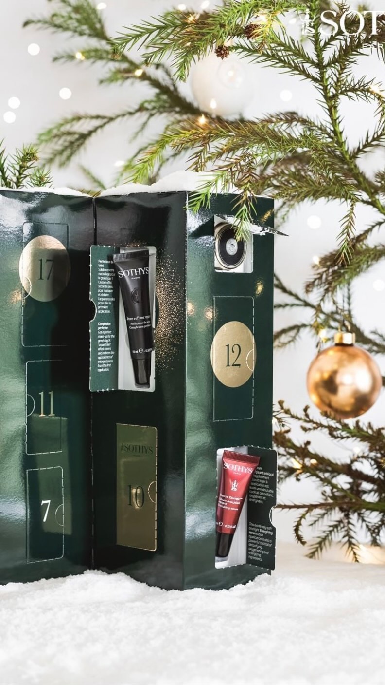 Vi har fortsatt en rekke julegavesett fra Sothys som du kan unne deg selv eller noen du er glad i 💝
Velg mellom små venninne eller vertinnegaver for en litt rimeligere penge. Lukseriøse gavesett hvor du kan få HALV PRIS på serum ved kjøp av serum + krem. Eller hva med en gaveeske med tre ulike kroppsskrubber du kan fordele ut til noen du syntes fortjener litt ekstra velvære i hverdagen? 😍
Radiance kit:
Desquacrem forte 15 ml
Intensive hydrating serum 10 ml
Noctuelle Renovative night cream 15 ml
Energizing radiance ampoule 1 ml
Pris: 299kr (Verdi: kr 755)
Body scrub trio:
Relaxing body scrub 100ml
Delicious scrub 100ml
Exfoliating body wax 100ml
Pris: 599kr (Verdi: kr 748)
Gaveeske Detox Énergie:
Depolluting youth cream 50 ml
Energizing serum 30 ml
Pris: 1 463kr (Verdi: kr 1 988)
Gaveeske Nutrition:
Nutritive replenishing rich cream 50 ml
Ultra -lipid SOS serum
Pris: 1 349kr (Verdi: kr 1 798)
Gaveeske Secrets de Sothys:
Premium Youth cream 50ml
Premium Eye and lips cream 15ml
Pris: 2 395kr (Verdi: kr 2 895)
Hydra4 duo box – Introsett:
Intensive hydrating serum
Hydrating satin/velvet cream
Pris: 1 498kr (Verdi: kr 1 898)
Gaver i cellofanposer:
3stk utvalgte produkter fra julekalenderen
Pris: 149kr
#TemaHud #formerennvelvære #Asker #Nesbru #hudpleie #hudpleietips #hudpleieprodukter #sothys #jul #advendt #kalender #hudpleiekalender #sothys #madeinfrance #hudpleie #spa #sothysgudinne #sothysnorway #sothysnorge