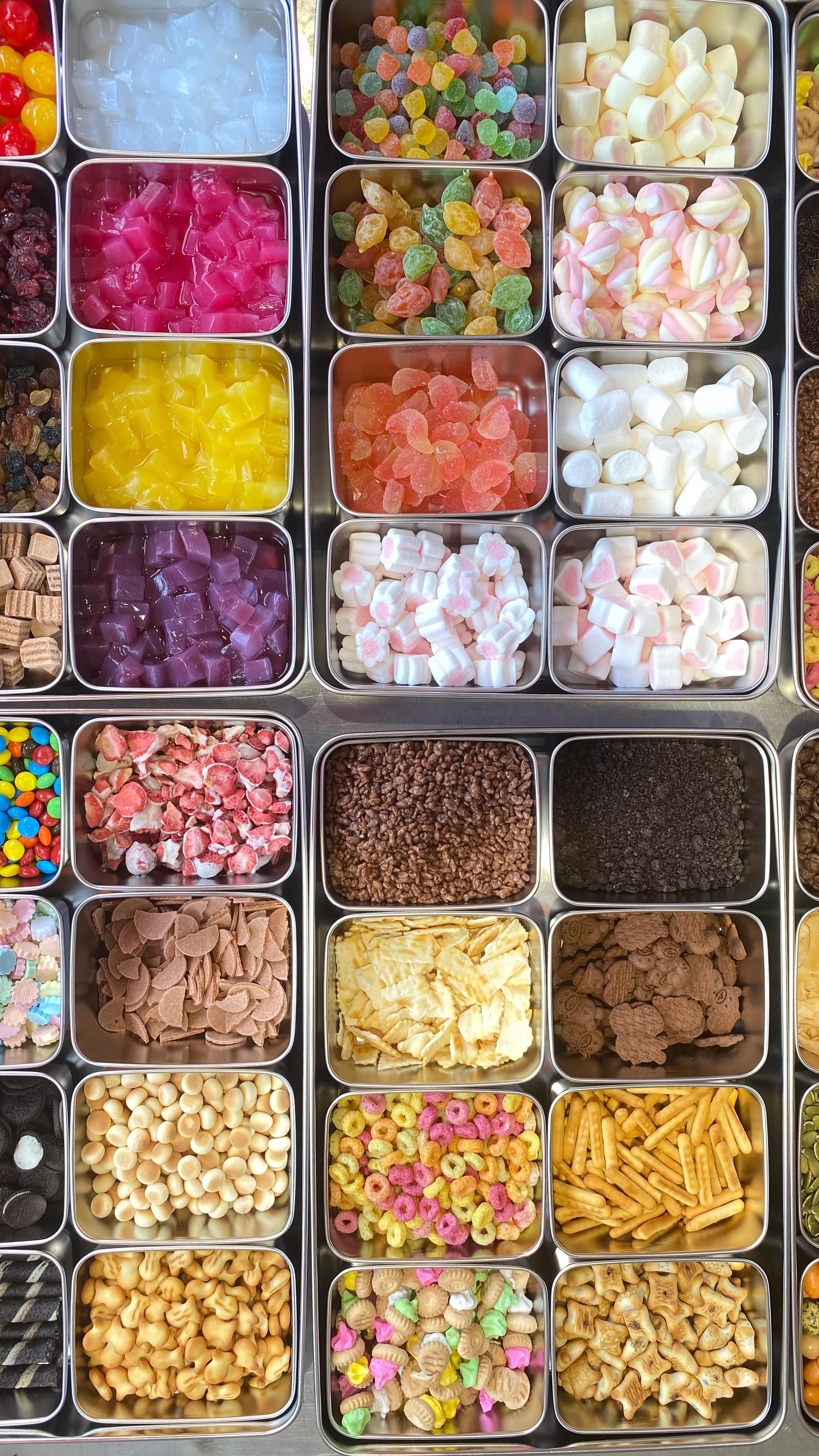 On this hot summer day, come to our Takonut dessert stall @ D122 and enjoy a refreshing coconut ice cream! We’re launching several hit products at the Kuching Festival 😍
First Hit Product
Kuching’s original handmade Gula Apong Peanut Brick is used to add in our Peanut Ice Cream Roll! For those who love coriander, you can add some to it! The fresh taste of coriander combined with the rich flavor of peanut creates an unexpected and delightful taste sensation.
Second Hit Product
Coconut ice cream with up to 50 toppings for you to mix and match. Each topping is carefully selected and perfectly complements the coconut ice cream, creating a unique and delicious experience.
Third Hit Product
Sweet corn with loads of cheese. When sweet corn kernels meet rich cheese, each bite is a wonderful double delight. The savory cheese and sweet corn perfectly blend together, making it irresistible. Try it now and let your taste buds be captivated instantly!
See you at Kuching Festival 2024 booth D122 🫶🏻