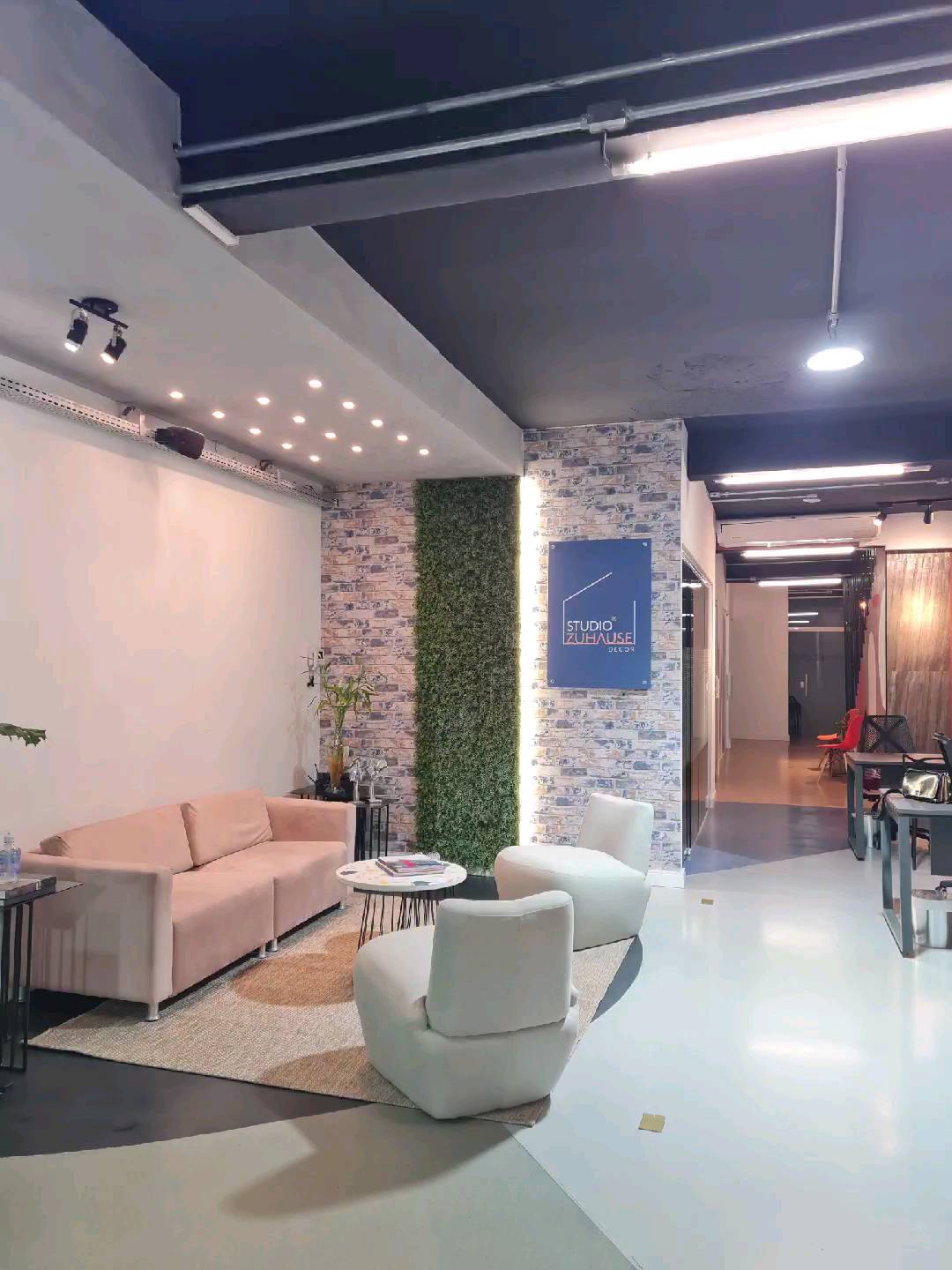 Venha nos visitar!
Viva essa experiência!
Av.Braz Leme 175 sobre loja
Agende (11) 99868-1693
(11) 93456-1693
#zuhausedecor #decoração #persianas #papeldeparede #cortinas #vinilico #laminado #rodapé #tapete #pedraflex #móveiscorporativos #divisórias #planejados #marmoraria #projetos #_inspire_decor..
Parceiros presentes @inovarttapecariaedecoracoes
@moby_one_moveis_corporativos @tapetessaocarlos ,acervo pessoal