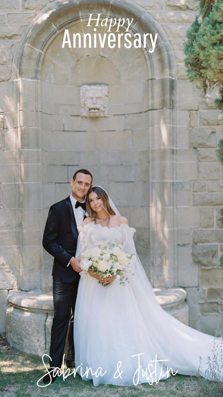 Happy Anniversary to Sabrina & Justin! Take a peak at their timeless fairytale wedding and fall in love with every romantic detail. 🤍
Photos by @saramarxphotography