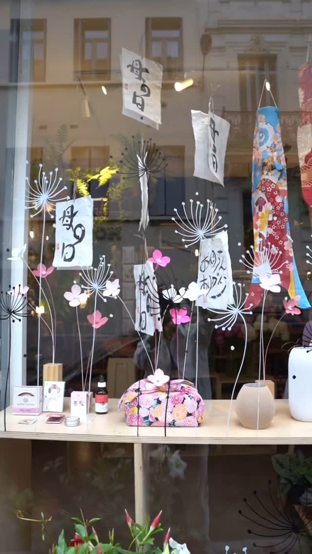 À l’occasion de 母の日 Haha no Hi – la Fête des Mères en japonais – MAEKO célèbre toutes les mamans avec une vitrine poétique et délicate.
Les calligraphies suspendues, réalisées avec talent par @shunko_calligrapher, rendent hommage à la beauté et à la douceur de ce jour spécial.
Fleurs fraîches, inspirations japonaises, créations uniques… tout est prêt pour faire de cette fête un moment inoubliable.
Venez découvrir notre univers fleuri et raffiné au 3 rue du 1er mai à Narbonne.
Bonne fête à toutes les mamans !
#母の日 #FêteDesMères #MaekoNarbonne #FleuristeNarbonne #CalligraphieJaponaise #Narbonne #Maeko #ConceptStore