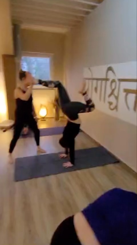 Das wichtigste in dieser Ausbildung ist, dass wir zusammen wachsen…uns kennen lernen und für einander da sind. Das allerwichtigste ist sich selbst in einer Gruppe kennen zu lernen.😅 Das verborgene in jedem hoch zu holen und seine Fähigkeiten sowie seine Fertigkeiten zu präsentieren. 🌼Was für eine spannende Reise für uns Alle…vielen Dank dass ihr bei uns seid, mit uns seit🙏🔥
#yogalehrerausbildung #transformation #yigastudio #yogaschüler #yogabewusstsein #miteinander #yogaphilosophie #yogainbochum #bochumcity #vinyasayogabochum