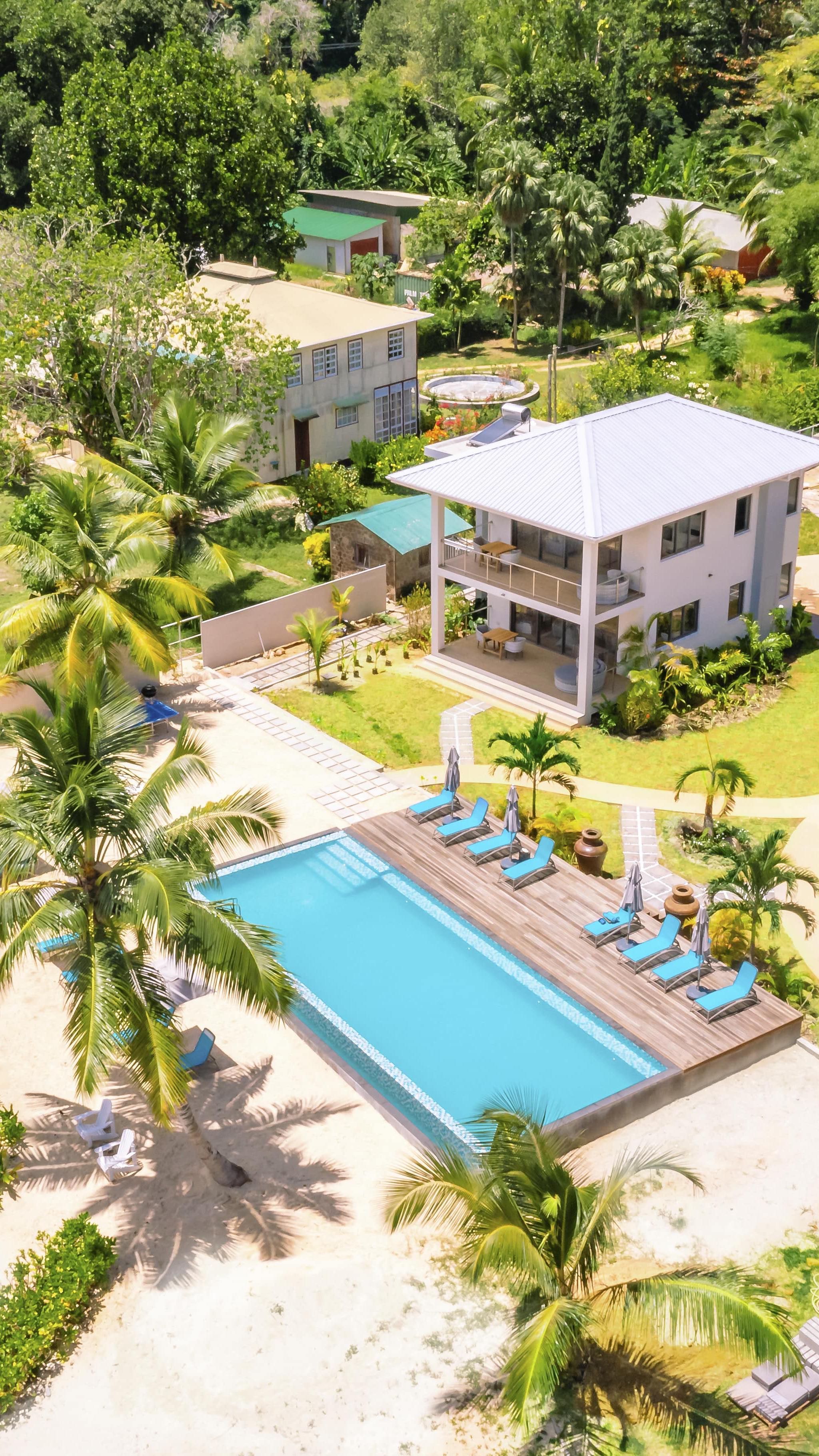 Pineapple Growth 🍍
Found a photo of google maps today of what the place was like before the villas. The @pineapplestudioseychelles shop was right there, there were stores in the background. Not to worry the shop is still there, it just moved 100m away.
#seychelles #throwback #tranformation