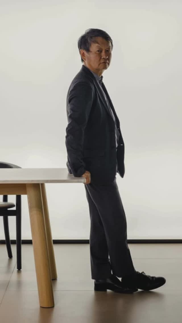 Naoto Fukasawa est l’un des designers les plus influents de notre époque, dont le nom est devenu synonyme du minimalisme japonais. Son approche est qualifiée de « design sans design » — lorsque l’objet ne nécessite aucune explication et s’intègre naturellement dans la vie.
Diplômé de l’Université des arts de Tama, il a collaboré avec des marques telles que Muji, B&B Italia, Maruni, Herman Miller et Loewe. Ses créations font partie des collections permanentes du MoMA à New York, du Victoria & Albert Museum à Londres et du Designmuseum Danmark à Copenhague.
En collaboration avec Maruni, il a redonné vie à l’artisanat traditionnel japonais du bois, en alliant technologie et savoir-faire. Ses pièces sont devenues des symboles d’un luxe discret et ornent aujourd’hui les intérieurs les plus raffinés.
Parmi ses pièces emblématiques : le fauteuil Grande Papilio pour B&B Italia, inspiré par le mouvement d’un papillon, avec un dossier courbé et des « ailes » qui soutiennent la tête, ainsi que le Harbor, fauteuil sculptural à la forme enveloppante et à l’ergonomie parfaite. Sa table Awa, créée en 2009, est un accent asymétrique et léger qui s’adapte à tous les espaces contemporains.
Fukasawa ne conçoit pas pour impressionner. Il crée pour que les objets durent, s’intègrent dans l’espace et s’effacent doucement — comme une respiration.
Naoto Fukasawa n’est pas simplement un designer. C’est un maître de la forme silencieuse, où rien n’est superflu, et un penseur dont les objets deviennent partie intégrante de l’espace avec une évidence apaisante.
#NaotoFukasawa #DesignJaponais #Minimalisme #SuperNormal #BBItalia #Maruni #Muji #DesignSansDesign #FurnitureDesign #JapaneseAesthetics #QuietLuxury #Karimoku #TimeAndStyle #Ritzwell #IshinomakiLaboratory #JapaneseCraftsmanship