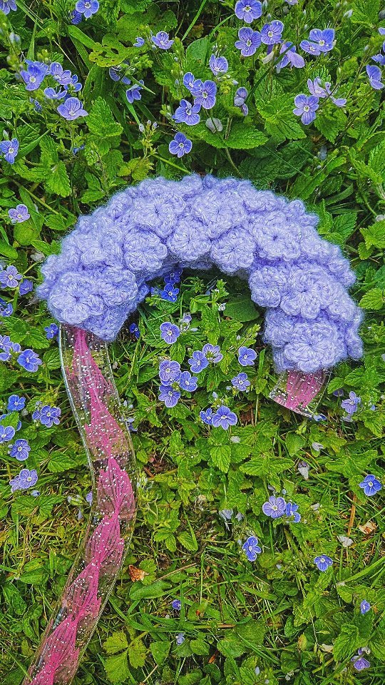 Babe, wake up... a new Stick Snuggie just dropped! ✨️
Introducing the Special Edition, Parma Violets 🌸
This cutie is a sweet and delicate design with a mixture of large and small crocheted flowers, making it a dream for grip and comfort 🤩 she's perfect for bright summer tones, but would look hauntingly beautiful in a dark and moody colour palette! 💜🩶
Nature themes 🤝🏻 mobility aids - a match made in heaven! So shoot me a message if you fancy the taste of Parma Violets 😉🌸✨️