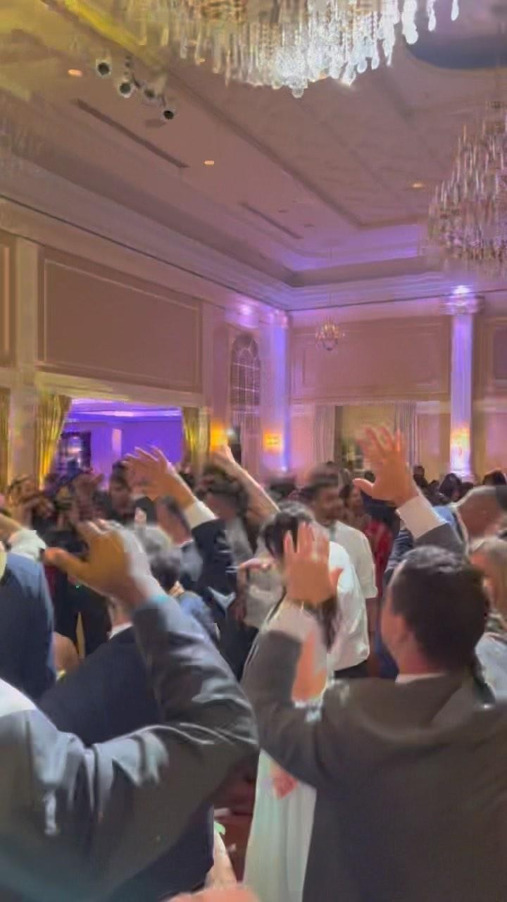 Wrist Check Mid Dancefloor
🎧 DJ SMITH
🎤 MC VIG
#indianwedding #baarat #bride #groom #indianweddingdj #indian #indianbride #bollywood #desi #brown