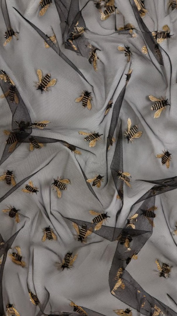 Um look especial do primeiro dia de Outono, quentíssimo, com coisas que eu amo: off white e história. Débora significa “a abelha”! Você já tinha percebido que “debee” é um jogo de paralavras com a paranímia de “the bee”?
Conta aqui nos comentários se o seu nome tem um significado que você gosta pra eu conhecer também.