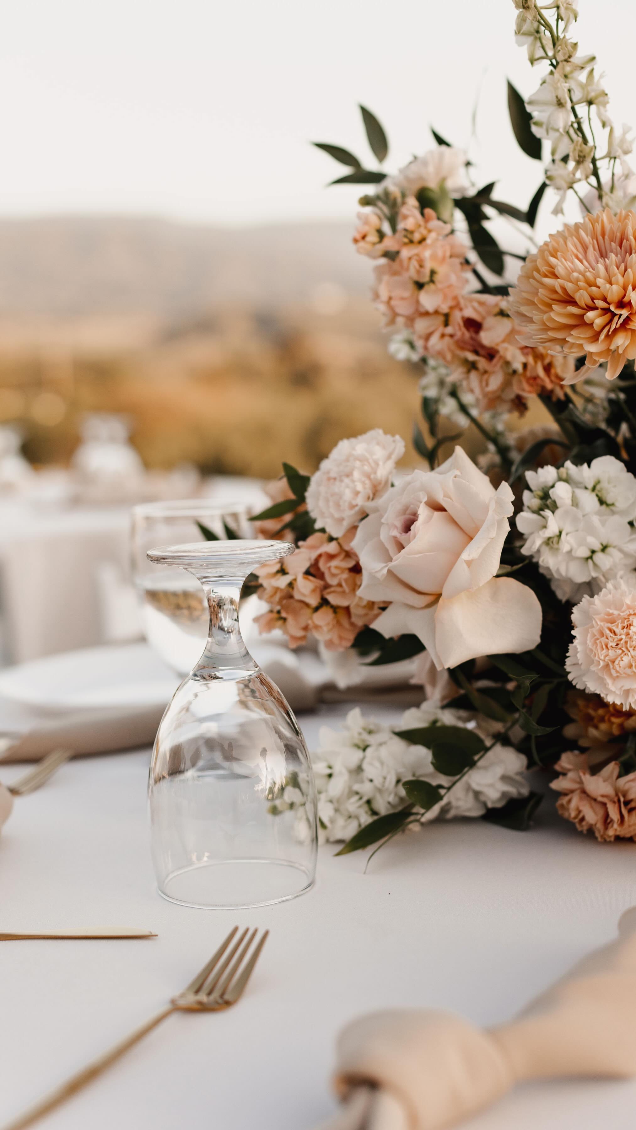 When neutrals create the most perfect timeless landscape for your perfect day #timless #neautraldecor #smallbusiness #latinaowenedbusiness #rentals #tablesetting #tabledecor