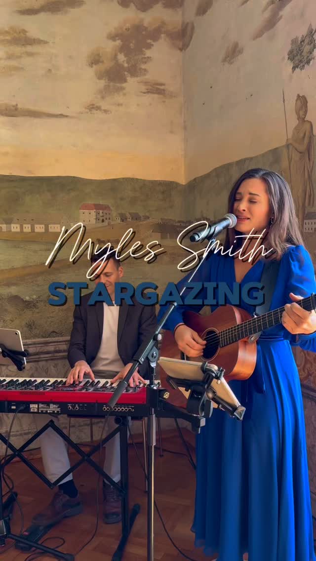 looking in your eyes, i see my whole life…⭐️ Stargazing ⭐️ in der Moonlight Version 🌙 ❤️ Damit haben wir übrigens einen Song, den man in dieser Version super für einen Trauungseinzug nehmen kann, der aber anders arrangiert - eher ans ursprüngliche Original angelehnt - auch super zum Auszug der Brautleute passt. Die flottere Version hab ich sogar schon mal gepostet von unserem Auftritt im Trio am Riedenradplatz im Winter! Nachdem der kurze Ausschnitt in der Story gestern aber so gut angekommen ist, hab ich euch hier nochmal unsere Version von der Hochzeit letzten Samstag raufgeladen. Welche Version gefällt euch besser? Original/Schwungvoll oder diese Moonlight-Version? 🫶
.
#musikzurtrauung #sängerin #acousticduo #acousticband #cover #austriawedding #stargazing #hochzeitssängerin #musician