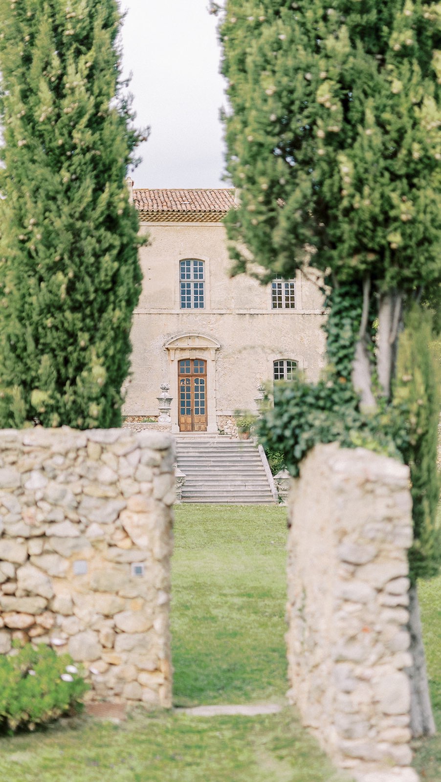 🍁Château de Moissac Bellevue en Provence.
Un de mes endroits préférés où se mêlent harmonieusement vieille pierres, textures et sobriété 🍁
.
#weddingphotographer #fineartweddingphotographer #photographeprovence #weddingprovence #mariageromantique #fineartweddings #weddingphotographerfrenchriviera #weddingphotographerprovence #weddingphotographervar #destinationwedding #weddingphotographermonaco #weddingphotographermorocco #destinationweddingtuscany #weddingplanner