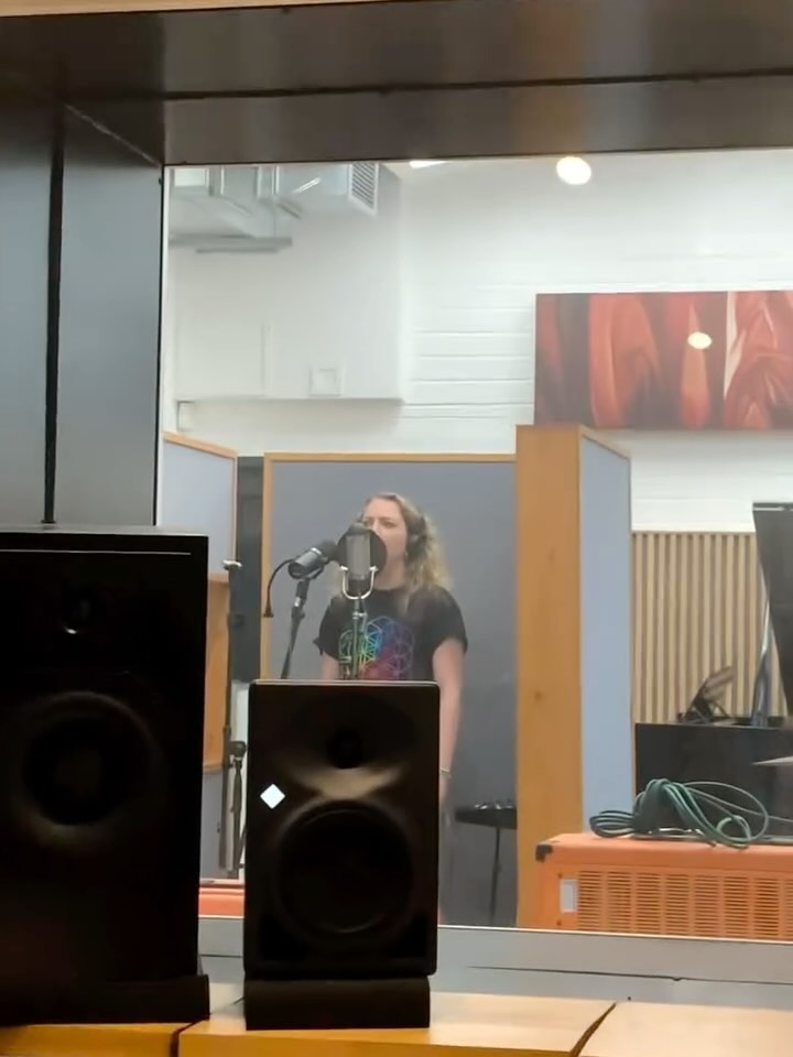 It’s finally here! The Distant Halves EP is out in the wild - listen wherever you get your music. We’re really proud of this and we hope you like it! 🙌🤩
✨ Tracks 1, 3 and 4: produced by @_benjino
✨ Tracks 2 and 5: produced by @fonnband
✨ All tracks mixed by @_benjino
✨ All tracks mastered by @mateykay
✨ Featuring @jack.greed on violin on tracks 1 and 3