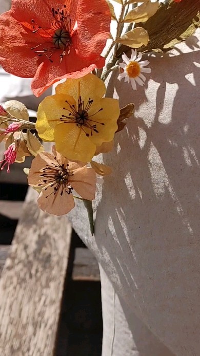 El martes por la tarde, en el Centro de Artesanía de Aragón, dentro del programa de la @aragonfashionweek hablamos de moda y artesanía , y enseñamos nuestra pieza Silvestre, una corona de flores artesanales de seda.
Comentamos en nuestra charla que es muy importante contar lo que hay detrás de cada pieza, ya que uno de los mayores problemas actuales en el mundo de la moda es la forma de producir y consumir.
Nuestras flores de seda tienen un proceso que requiere de días, semanas y meses. Para que se conviertan en una joya eterna, que no se considere desechable.
Os enseñamos algunos de los procesos de esta pieza, esperando que los disfrutéis tanto como nosotras 😉✨Corona Silvestre con sudadera ramillete de @casitadewendy ♥️
Gracias @artesanos.aragon , @fitcaragon , @aragonfashionweek ♥️
#artesaniacontemporanea
#luxurycraftsmanship #floressilvestres #florsilvestre #historiasconalma #floresartesanales #silkflowers #tintesnaturales #naturaldye #guardianasdehistorias #piezasunicas #modaconvalores #modasostenible #luciadegustin #artesaniacontemporanea #artesaniadeexcelencia #madeinspain #artesania #artesanosaragon #moda #aragonfashionweek #artesaniaymoda #artesanos