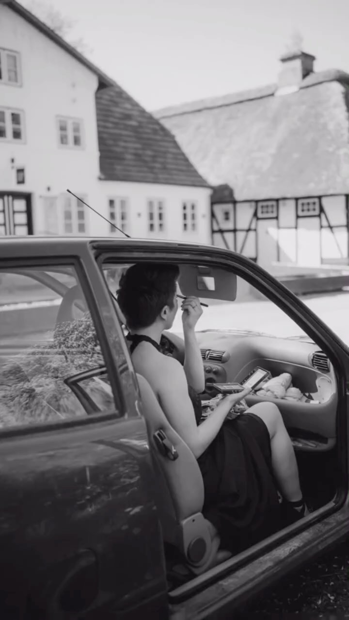 Manchmal sind es die kleinen Momente die sich fernab der großen Momente zeigen. Die Momente die sich in den Schatten der großen stellen, sich mir aber immer wieder zeigen - weil ich spüre.
Ich versuche gerade in diesen unscheinbaren Momenten die Liebe und die Geschichte für euch sichtbar zu machen, damit eure Hochzeitsreportage zu etwas ganz besonderem wird! ✨🤍
#hochzeitsfotografie #hochzeitsreportage #lovecaptured #weddingstoryteller #magicalmomentcapture