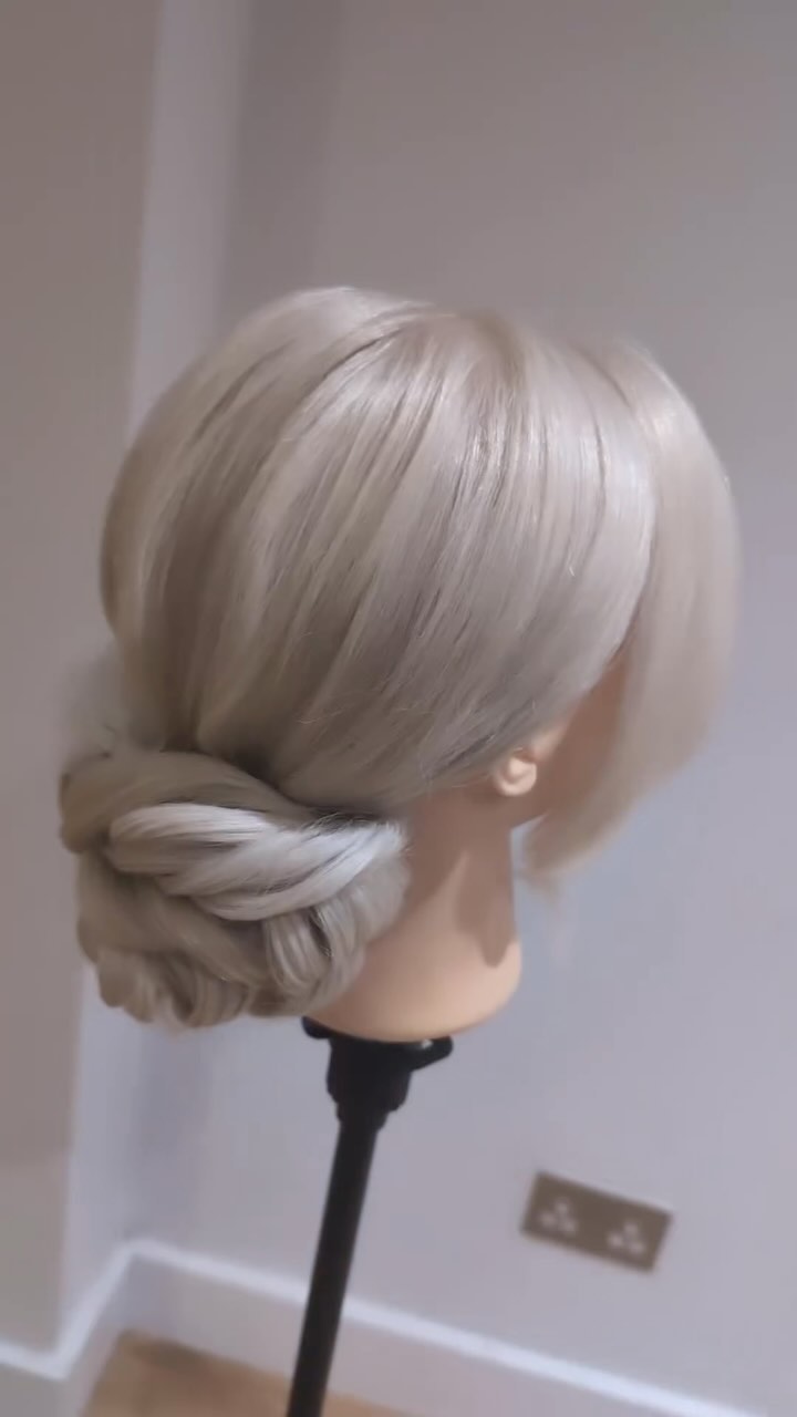 @houseofhairrachel creating this lovely low bun ๐ perfect for brides!
#bridalhair #weddinghair #lowbun #blondehair #practicepracticepractice