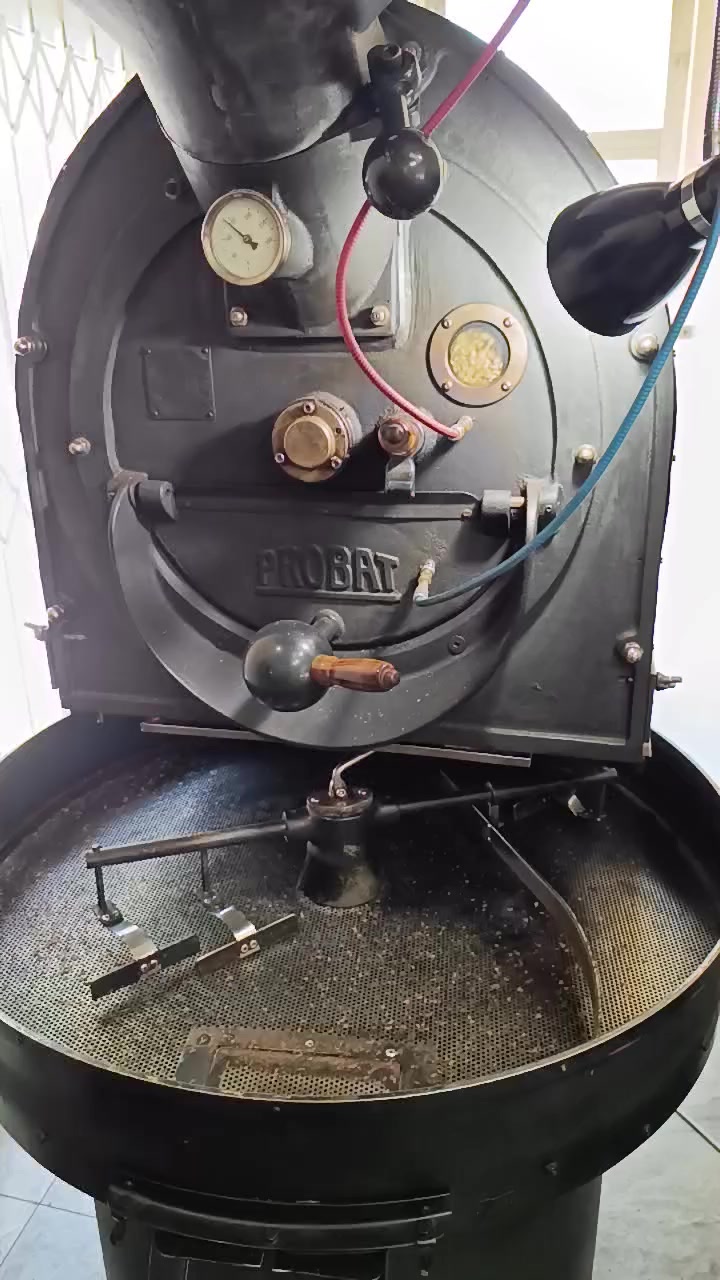 The heartbeat of our roastery is the @probatroasters ! Highly mechanical, highly recommend!
---
#coffeelover #durbanville #instacoffee #lamarzocco #capetown #coffeeshop #coffee #probat #coffeeculture #terroircoffeeroasters #mornings