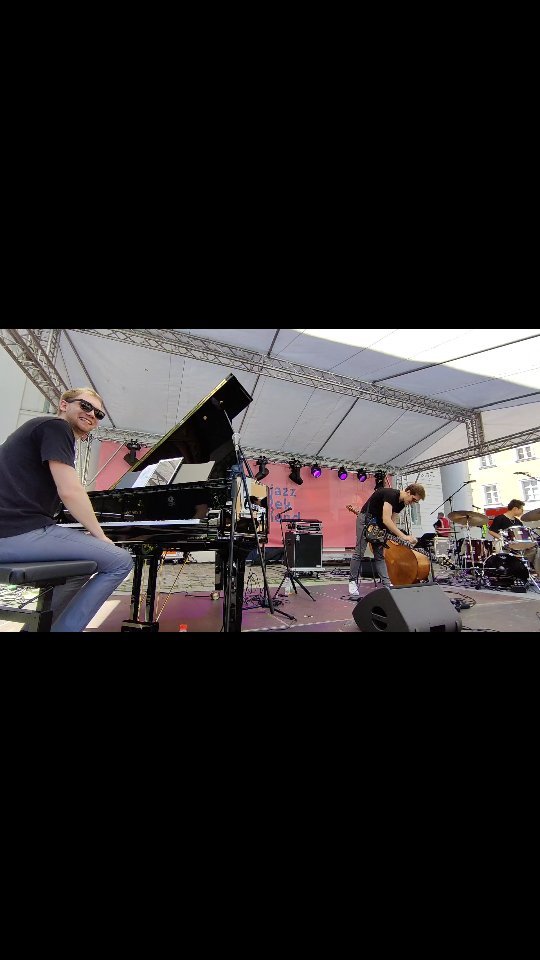 Hier ein kleiner Ausschnitt vom @jazzwe.regensburg mit meinem Trio.
Der Schluss meines Stücks "Aprils Minor"
@marco.saller @s18un
#music #composition #ownmusic #tigran #inspiration #jazztrio #jazzpop #popjazz #jazzweekendregensburg #musiclover #composer #musicianlife #happy