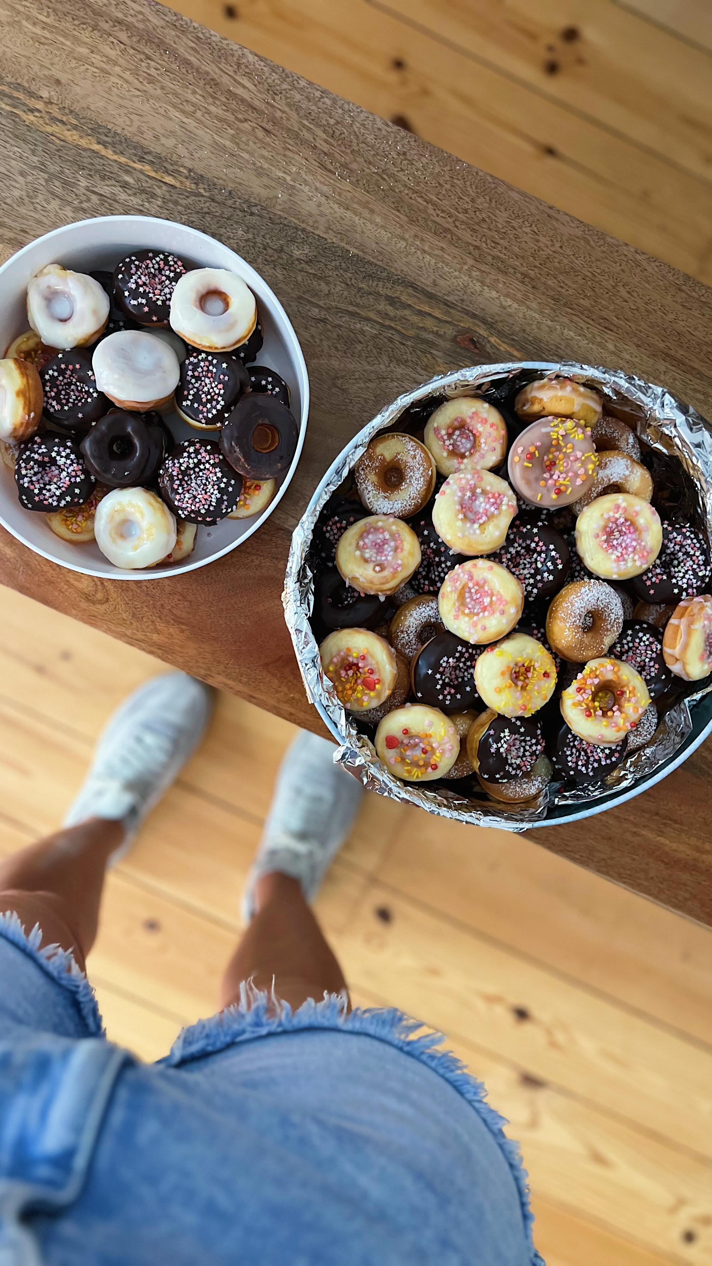 MINI DONUTS 🍩 Wenn man in der Klasse meiner Tochter fragt, dann sind Mini-Donuts wohl unser Signature Dish 😅 Für den Kuchenverkauf der Klasse musste es dann direkt das doppelte Rezept sein. Für uns gabs also am Sonntag ein paar Stunden Donut Meditation 😬😅
Der Kuchenverkauf war ein Erfolg, genug für die Klassenkasse eingenommen und trotzdem noch ausreichend übrig zum selber naschen, besser hätte es wohl nicht laufen können für die Kids. 🎉
Und nun laufe ich meiner schönen Dose hinterher. Wer kennt’s? 🙈 Vielleicht ist es ausgleichende Gerechtigkeit. Ich habe nämlich in meiner Kindheit auch so einiges aus der Küche meiner Mutter in Schule und sonstwo verloren 🙃 Also drückt mir die Daumen, dass die Dose bald wieder auftaucht 🙂
Für alle die jetzt Lust haben Donuts zu backen kommt hier einmal unser Rezept in einfacher Ausführung, im Reel seht ihr die Menge, der doppelten Zutaten.
🍩🍩🍩
Unser Donut Rezept:
3 Eier
100g Zucker
1 Pck. Vanillinzucker
schaumig aufschlagen
5 EL Sonnenblumenöl
250 ml Milch zugeben und unterrühren
260 g Mehl mit
1 Pck. Backpulver vermischen und unter die anderen Zutaten rühren.
🍩🍩🍩
Viel Spaß beim Backen 🎉 & passt auf eure Dosen auf 😜
#donut #rezept #backen #backenmitkindern #mamaleben