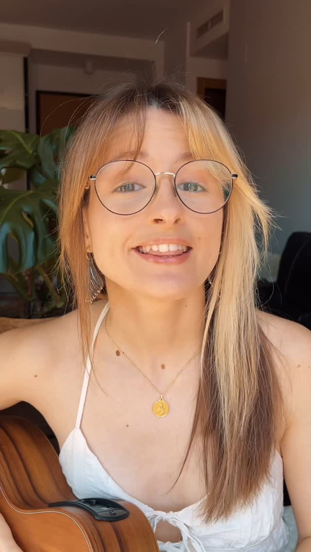 Día 1 escribiendo canciones sobre objetos random de mi casa 🖋️
Hace poco he adoptado POR FIN una Monstera y tenía que celebrarlo de alguna forma. Me la imagino como una diva pero no en plan borde, sino más bien incomprendida… no sé si tiene sentido.
Nos vemos en el Capítulo 2! 🤎
#cancionoriginal #cantautora #retocreativo