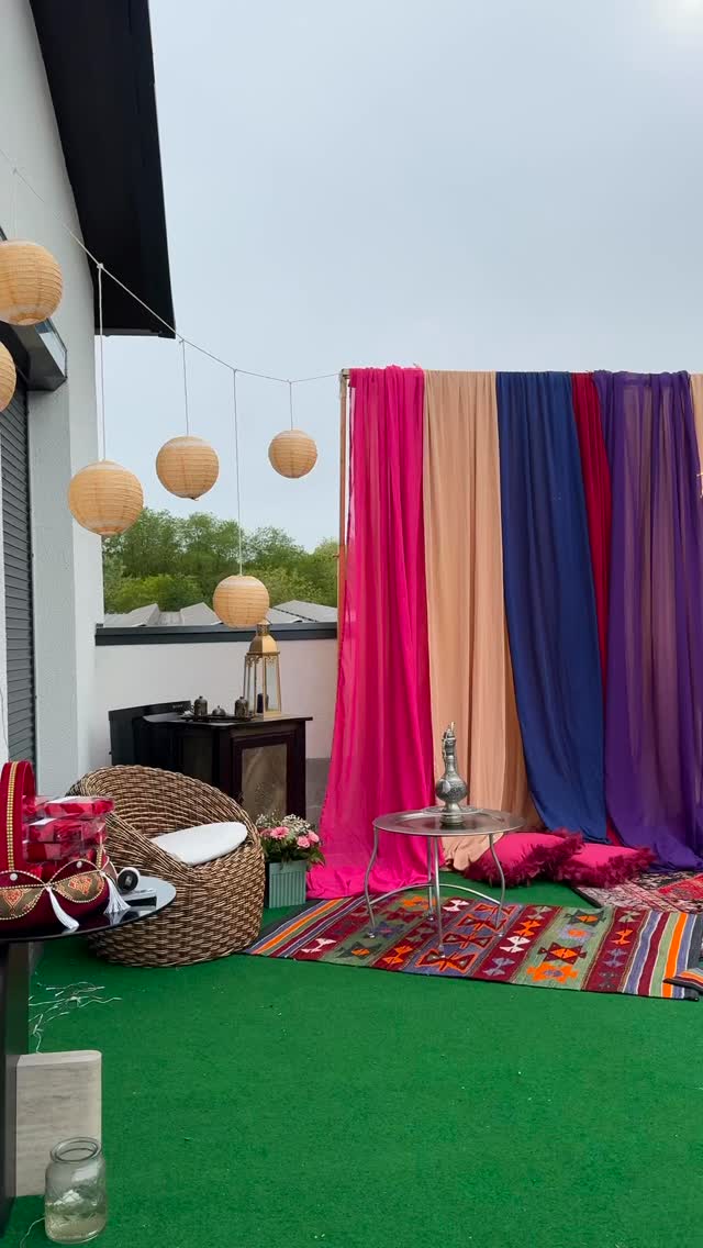 Ein Hauch von 1001 Nacht – Bunte Henna-Deko, die verzaubert!
Wenn Tradition auf Farbenpracht trifft, entsteht Magie! Unsere Henna-Deko bringt orientalisches Flair, warme Lichter und lebendige Farben auf dein Event. Ob traditionelle Muster, leuchtende Stoffe oder funkelnde Details – wir gestalten deinen Henna-Abend zu einem unvergesslichen Fest der Sinne.
Planst du einen besonderen Abend?
Lass uns gemeinsam deine Vision zum Leben erwecken!
#HennaAbend #HennaNacht #OrientalDeko #BunteHennaDeko #DekorationMitHerz #Eventdeko #HennaVibes #ZiyafetCatering