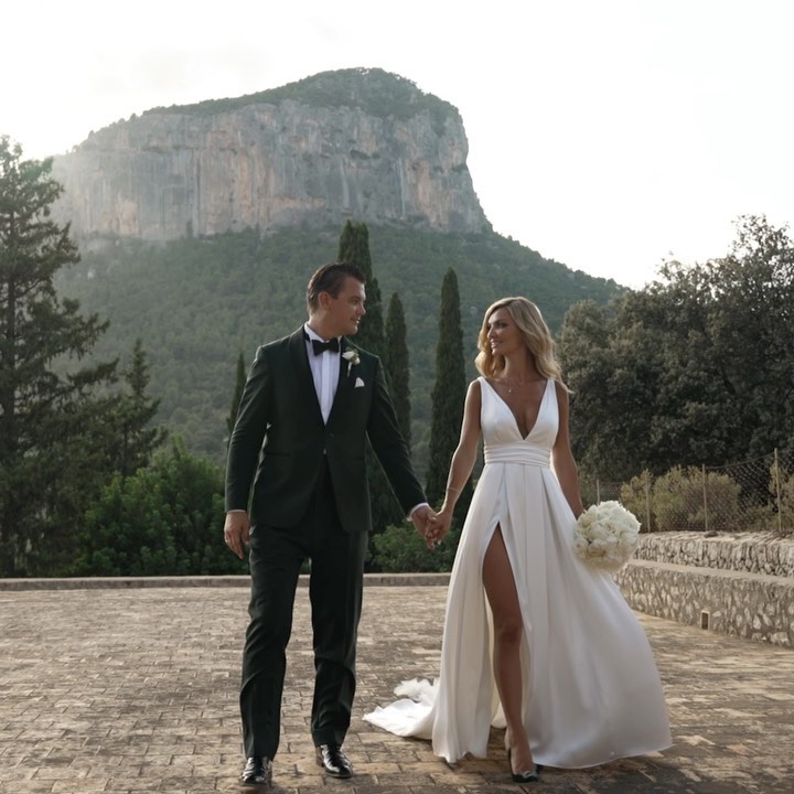 This wedding was epic!
From stunning venues to jaw-dropping decorations, emotional moments, singers, dances, surprises….There was so much happening that it’s almost impossible to summarize in words you just have to see it for yourself!
And the bride and groom? They were just on another level of gorgeousness! Congratulations 🍾 Lisa & Thomas and thank you for trusting us
🔝 planning @mallorcaprincess
Venues @sonberga @purobeachpalma
Deco @otrocantardecoracion @exclusive4events
Flowers @littlesister.es
Catering @jardincateringevents
Performances @crystal_mallorca
Audio @showcenter_mallorca
Singer @sahralee
DJ & violin: @aalvarezofficial
Photo @stephanpresserphotography @pereandmarga
Drone @vister.dron