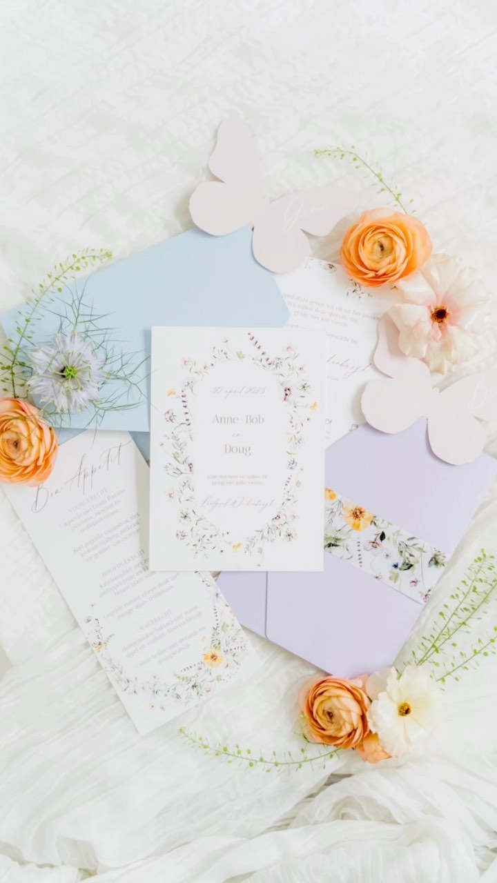Step into a dreamy wonderland at Landgoed Wickenburg, where soft pastel florals and delicate details bring a touch of enchantment to this styled shoot. From the elegant pocketfold wedding invitation to the butterfly-shaped place cards adorning the library dinner, every moment whispers romance and invites you to immerse yourself in a world of timeless beauty. 💐✨
Workshop & photographer: @love_yourmoments
Couple: @abvandenbraak & @hobblas
Make up & hair: @lindakortelandmua
Flowers: @beautifulstoriesbruiloft
Sweets: @cakequeen_agnes
Styling: @vintage_tafelen
Celebrant: @desprankelendetrouwambtenaar
Jewellery: @drksonline
Stationery: @wittyink
Rings: @rozenhof_trouwringen
#weddingstationery #weddinginspo #bridgertonwedding #bridgerton #weddingtheme #weddingdecor #weddingstyling #weddingphotography #customweddingstationery