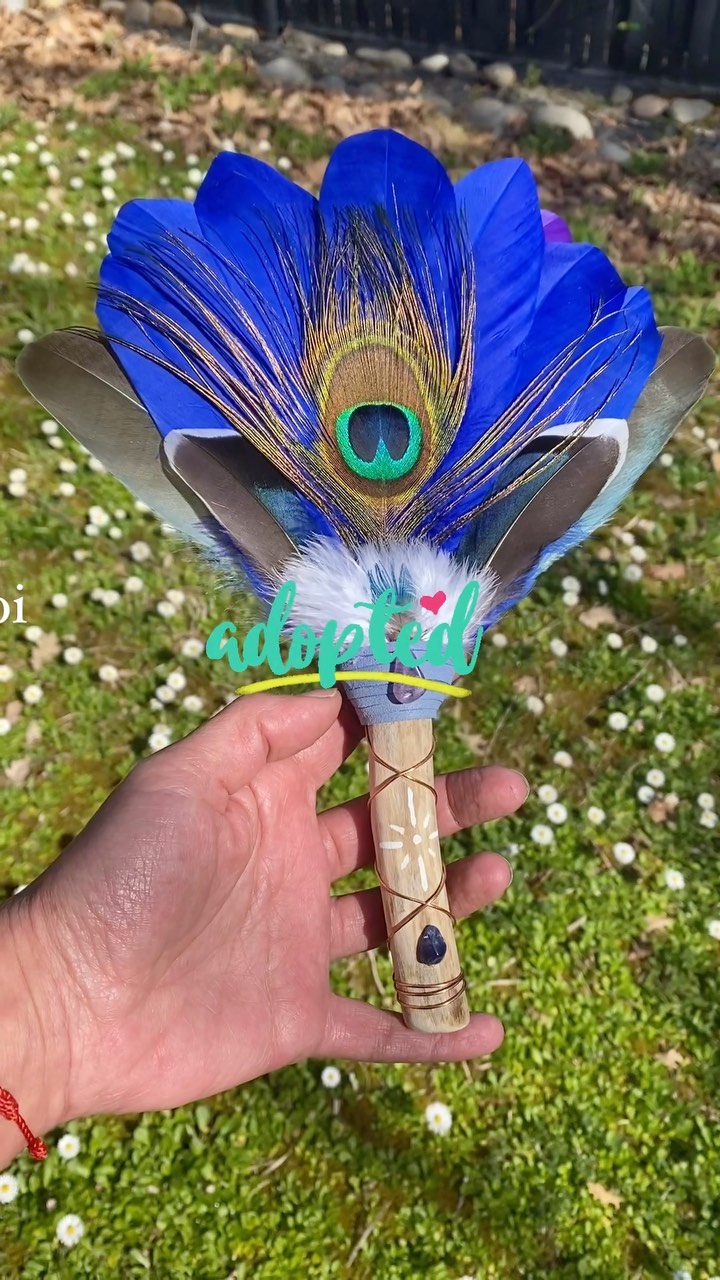 Écoute ton coeur et ferme les yeux… cet Akawana va t’accompagner à voir les cadeaux que t’offre la vie, à entendre les messages… il ne se voit pas avec les yeux mais avec le coeur ! Libère toi de ta tristesse, regarde derrière les nuages, le soleil brille même si tu ne le vois pas ..
#akawana #ecoutetoncoeur #vit #message #messagedamour #connexion #connexionspirituel #cadeaudelavie #ecoutersoncorps #ecoute #écoute #change #changer #changersavie