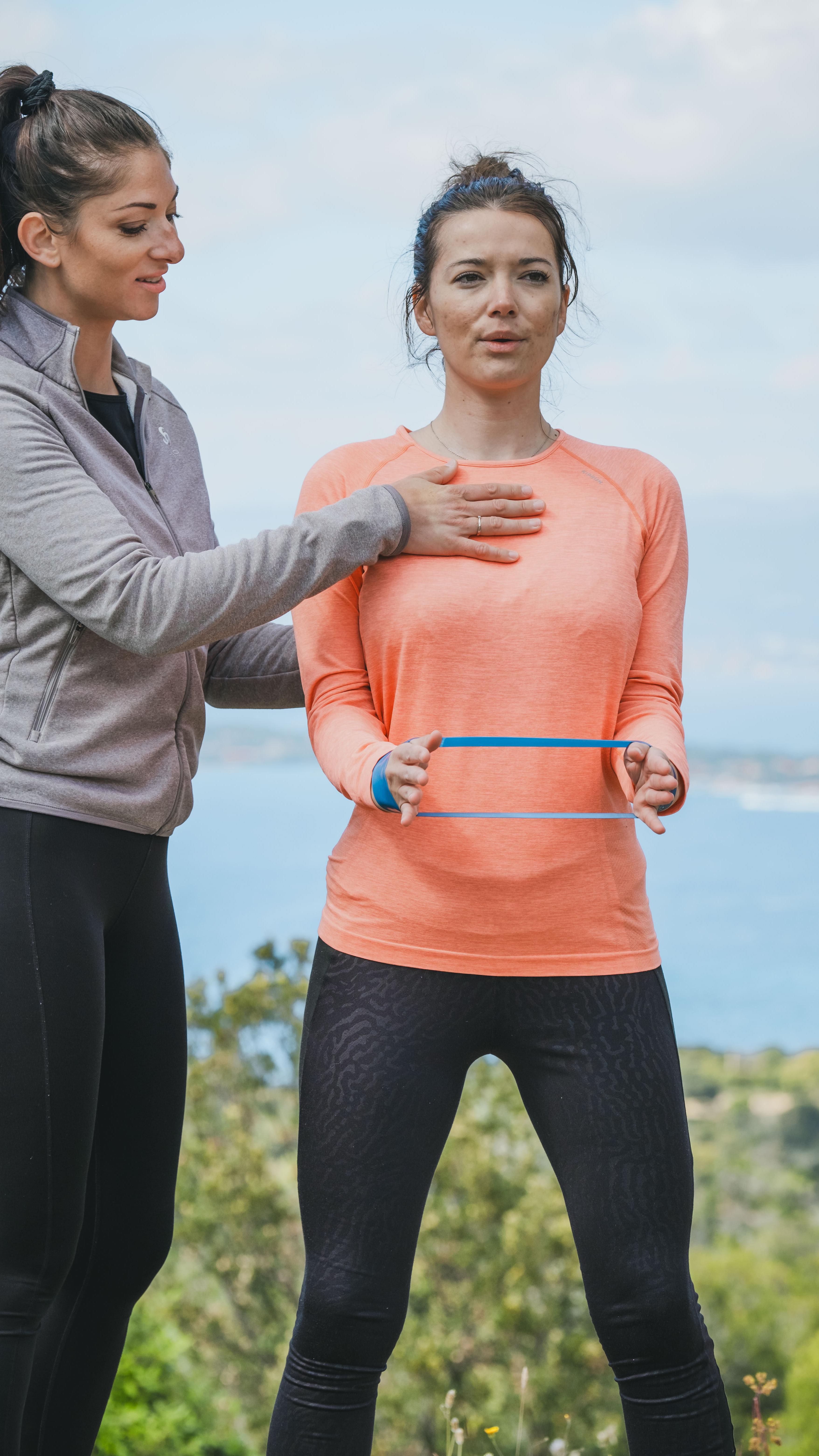 ❤️interview 👇
Comment se passe la formation Morphose ?
C’est une véritable immersion. On se retrouve tous ensemble en pleine nature, dans un cadre ressourçant. Chaque journée est rythmée par des ateliers pratiques, streching, renforcement , cohérence cardiaque, des moments de détente en plein air. En plus de nombreuses heures d’apprentissage.
L’objectif, c’est de se reconnecter avec soi-même tout en maîtrisant des techniques de massage pointues.
❤️Pourquoi est-il important pour un masseur de prendre soin de lui-même ?
C’est essentiel ! En tant que masseurs, on donne beaucoup de notre énergie. Si on ne prend pas soin de nous, on risque l’épuisement. Le concept Morphose met vraiment l’accent sur l’autosoins. On apprend à écouter notre corps, à gérer notre stress et à préserver notre énergie. Cela nous permet d’être plus efficaces et empathiques dans notre pratique.
❤️Quelles sont les techniques spécifiques que l’on apprend dans le cadre de la formation Morphose ?
Dans cette formation, nous apprenons à percevoir ce qui se passe sous nos mains, à repérer les tensions musculaires et les blocages. Nous apprenons à ajuster notre pression en conséquence sans jamais déclencher la sensation de douleur.
On apprend à personnaliser chaque massage en fonction des besoins spécifiques de nos clients.
C’est ce qui fait toute la différence entre un massage ordinaire et un massage extraordinaire.
On se concentre aussi sur des postures et des gestes qui nous protègent des blessures et qui prolongent notre carrière. #formationmassage #formation #transmettre #passion #estheticienne #communication #formationprofessionnelle #massage #massagetherapy #massagebienêtre #massotherapeute #therapy #bienetre #masseur #masseursportif #masseuse #massagetherapist #nature #decouverte #nouveauté #qualité #exception