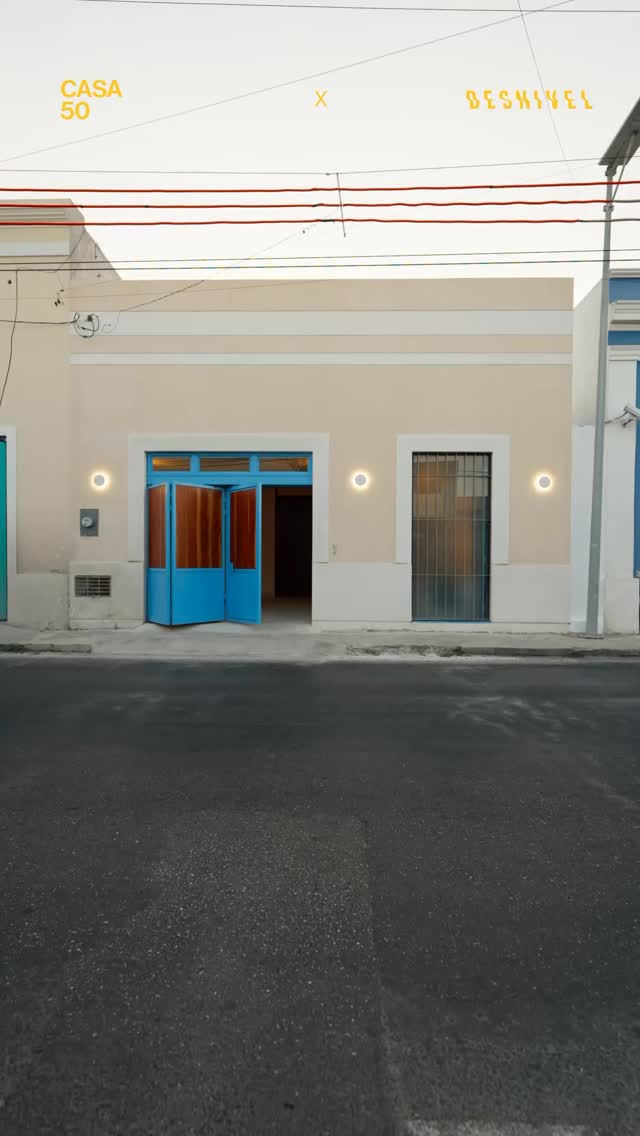 CASA 50 era una propiedad de 40m2 ubicada en una zona rodeada de monumentos históricos en el centro de Mérida, hoy es un hogar de 240 m2 lleno de identidad.
Con una bóveda como protagonista que une sala y comedor esta propiedad se transforma al gusto de quien la disfrute.
Con materiales para una sensación cálida y acogedora fue diseñada para vivir y compartir momentos únicos.
www.desnivel.mx
#DesnivelArquitectos
#Arquitectura
#CasaDelCentro
#MéridaYucatán
#architecture
#arquiteturamexicana