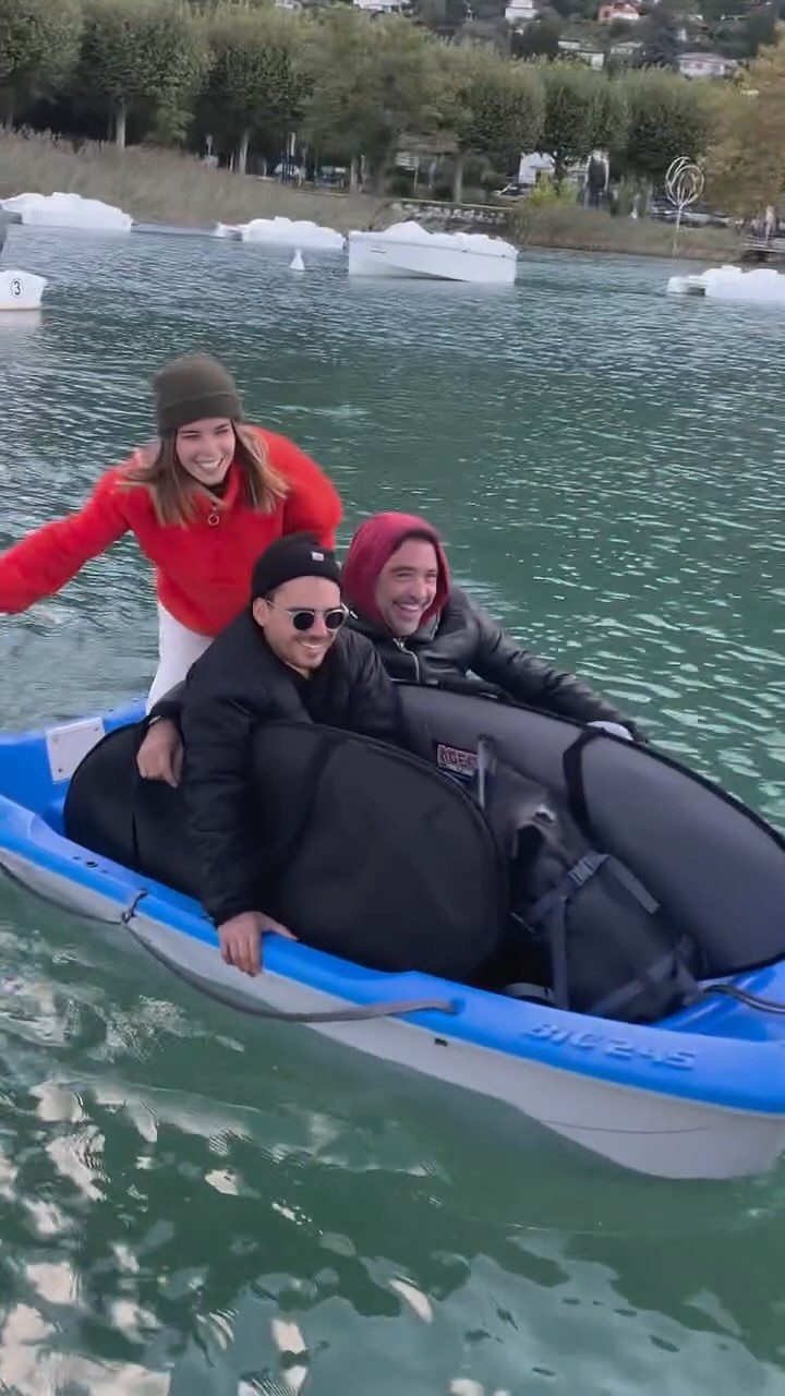 « Si je parle pas c’est que j’ai froid ! 🥶😉🤣 »
SOUND ON 🔊
Bienvenue au mois de septembre de cette année : température extérieur 10 degrés et température de l’eau 18 degrés 🙄 où est l’été indien ? ☀️
#cold #sun #season #boat #wakesurfer #malibu #friends