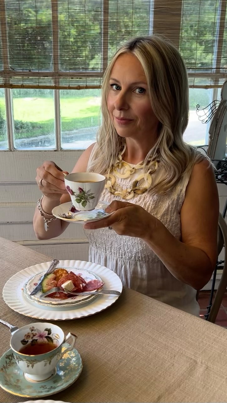 ✨Teacup & Saucer
If you’re sitting at a table enjoying tea with a cup and saucer, the saucer stays on the table… it’s that simple 💫
#afternoontea #fingerfood #tea #teaetiquette #cupandsaucer
#diningetiquette #manners #mealtimemanners
#etiquette #etiquettetips #etiquettecoaching #etiquettetraining #etiquetteexpert #etiquetterules #etiquettetrainer #etiquettelessons #businessetiquette #etiquettecoach #etiqueta