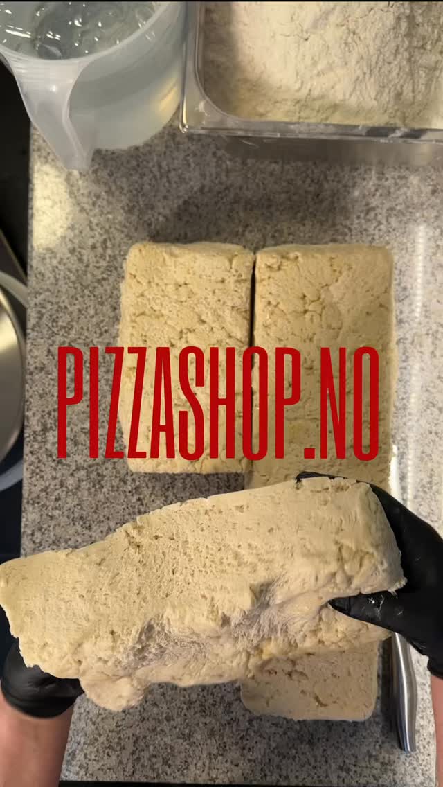 Biga vs. Poolish — Same goal, different character.
Both improve dough quality, but they do it differently:
– Poolish is a French pre-ferment (inspired by Polish baking).
It’s liquid (100% hydration), quick to mature, and enhances aroma, flavor, and openness.
– Biga is Italian.
It’s drier (45–50% hydration), ferments slowly, and builds structure.
It contributes deep, subtle flavor and keeps the dough more stable and resilient over longer fermentation times.
Yes, biga brings flavor too — just in a more matured, complex way.
Tip: Choose your preferment based on what your dough needs — not just where it comes from.
Biga vs. Poolish – Samme mål, forskjellig karakter.
Begge forbedrer deigkvaliteten, men på helt ulike måter:
– Poolish er en fransk fordeig (inspirert av polsk baketradisjon).
Den er flytende (100 % hydrering), modnes raskt og gir mer aroma, smak og en åpen krumme.
– Biga er italiensk.
Den er mye tørrere (45–50 % hydrering), fermenterer sakte og bygger struktur.
Den gir en dypere og mer kompleks smak, og gjør deigen mer stabil og håndterbar ved lang fermentering.
Ja, biga gir også smak – men på en mer moden og nyansert måte.
Tips: Velg fordeig ut fra hva deigen din trenger –
ikke bare hva som er populært på sosiale medier.
#biga #poolish #preferment #pizzaeducation #doughcontrol #pizzaknowledge #neapolitanpizza #artisanpizza #woodovenpizzeria #hjemmelagetpizza #napolitanskpizza #pizzashop #pizzalovers #pizzaoppskrift #tipo00 #pizzarecipe #pizzashopno