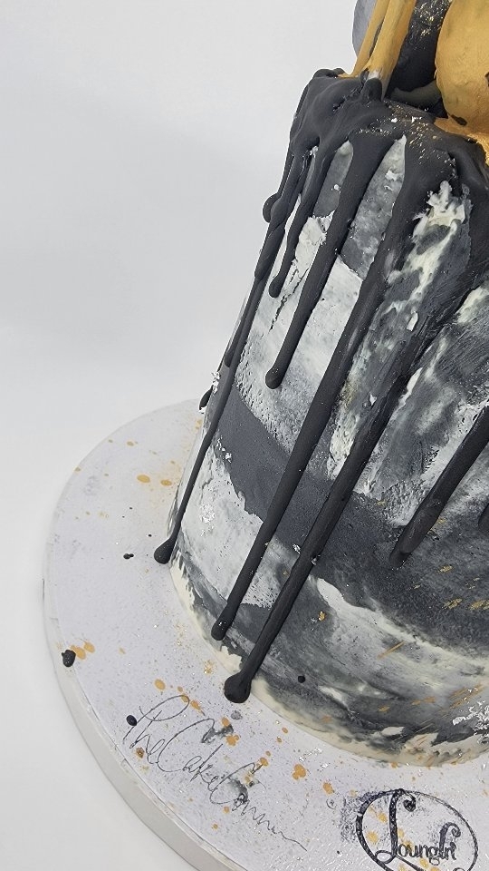 Black, white, gold, and silver. ✌🏾😘
Flavor: Brown Sugar Hennessy with White Chocolate Cream Cheese Filling
-🎨-
-😎-
-🎂-
#createchillcake #loungincake #ediblecreationsforall #thecakeconnoisseur #buttercreamcake