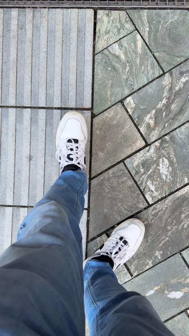 „Once upon a time“ wurde Wirklichkeit! 🧚✨
Beim märchenhaften Schulball mit dem Motto „Once upon a time“ durfte ein Highlight natürlich nicht fehlen: unsere Happybox Fotobox! ❤️
Betreut vom Inhaber persönlich und unterstützt von engagierten Schüler*innen, wurde sie zum absoluten Publikumsmagneten – lachen, posen, Erinnerungen schaffen – und das alles im zauberhaften Ball-Ambiente! 🪄
Ob selbstgemachte anschauliche Ballkleider, märchenhaftes make up und den erkorenen Ballkönig & Ballkönigin– vor der Kamera war jeder ein Star! ⭐️
Ein Abend voller Magie und unvergesslicher Momente – festgehalten mit Happybox. 📸
#fotoboxmieten #fotoboxösterreich #erinnerungenfürsleben #eventhighlight #fotoboxverleih #eventfotografie #schulball