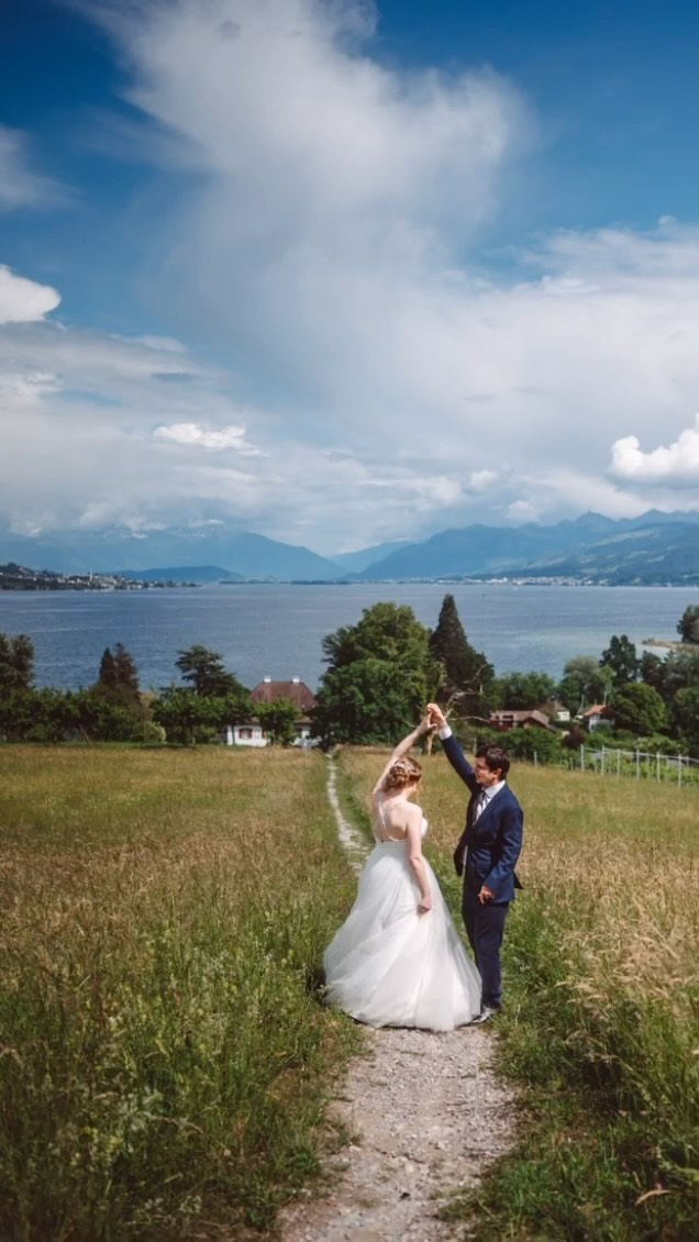 🤍 Valeria & Fabian 🤍
So ein tolles Paar 😍 es hat mich so gefreut euch kennenzulernen und euch an eurem Tag begleitet zu haben 🤩
Blumen: @anja_florales_design
Kleid: @brautmode_chezjanine
Anzug: @crowntailor
Ringe: @123goldschweiz
Papeterie: @sendmoments
Torte: @toertlifee
▪️▪️▪️▪️▪️▪️▪️▪️▪️▪️
❣️ www.trailsofyourlife.com ❣️
▪️▪️▪️▪️▪️▪️▪️▪️▪️▪️
#hochzeitsfotografzürich
#hochzeitschweiz2024
#hochzeitschweiz2025
#swissweddingphotographer #hochzeitsfotografieschweiz #fearlessphotographer #swisswedding #weddingphotographerswitzerland #hochzeitsfotografschweiz #zurichwedding #zurichweddingphotographer
#schaffhausen #reelsinstagram #weddingreels #reelsviral
#wedding #hochzeitsbilder #loveshoot #coupleshoot #traumhochzeiten #hochzeitsblog #theknot #hochzeitsinspiration #hochzeitsfotografen #weddinginspiration #hochzeitsideen #foreverlove #hochzeitsfotograf #weddingphotographer #junebugwedding