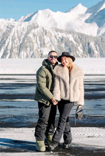 Karim et Chayanne ✨🏔️
Proposal and helicopter on @courchevel_officiel
#courchevel #neige
#hiver2024 #alpes #montagne #savoietourisme
#helicopter #amour❤️ #loveislove #weddingplanner #lamalleodecos #sourires
#bonheur❤️
📸 @emiliecabotphotography