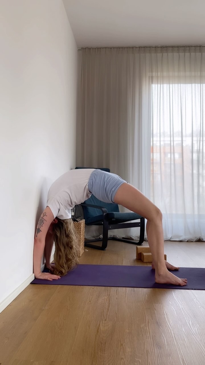 Miluju efekt, který na mě má #urdhvadhanurasana. Když se cítím pod tlakem, ve stresu a nebo bez nálady, pomůže mi vytáhnout samu sebe z tíhy života. Ve zkratce pozice for #happyheart #emotionalstability
Tip pro praxi👇🏻
Stěna je jednoduchá a super pomůcka, která pomůže udržet stabilní ruce.
#chakrasana