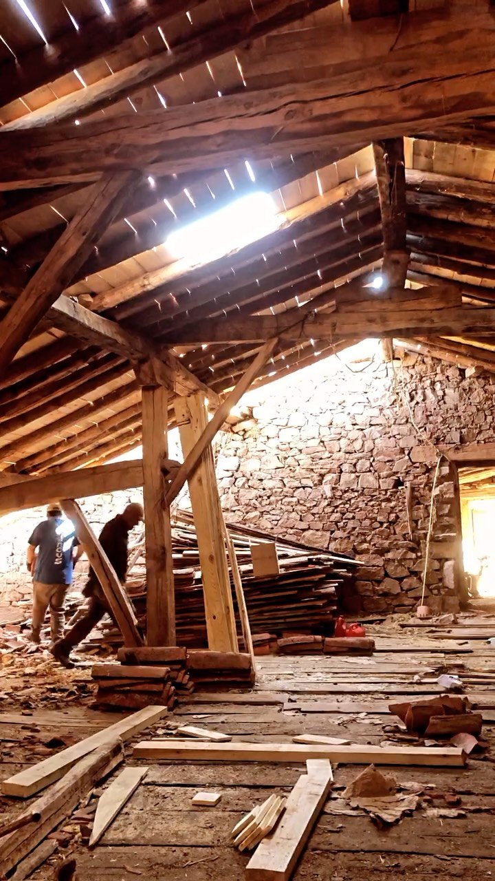 ✨luz💫
Entre las grietas se filtra sutil la belleza de las imperfecciones.
Avanzamos con las tareas fundamentales, tejado saneado, te esperamos ansiosos lluvia.
.
.
.
#luz #luces #luznatural #natural #naturaleza #reforma #reformas #reformapajar #reformacasavieja #casavieja #casapueblo #casacampo