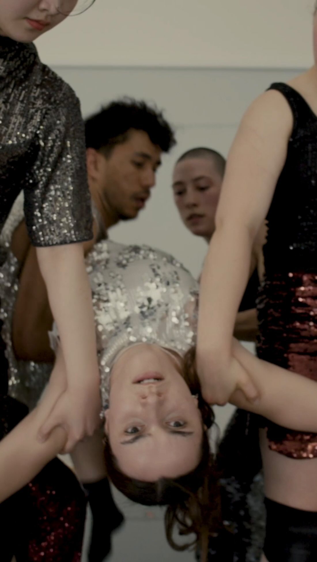 New work ‘Radio Snow’ with @lamondance performs next week alongside works by @actiondistance and @barichini What a beautiful room of artists, I loved making this, thank you for trusting my vision @oksanamaslechko @angelie_gamache @rosalieecaronn @lazarosilva_a @nancnancnancynancy @margarida.macieira @barichini
Dancers - @lamondance @oksanamaslechko @angelie_gamache @nancnancnancynancy @rosalieecaronn @lazarosilva_a
Rehearsal director - @margarida.macieira
Music - @stefannazarevich and other
Voiceover - @sophiasaugstad
Video - @micah__henry
Costumes - Me + @annemichelledance